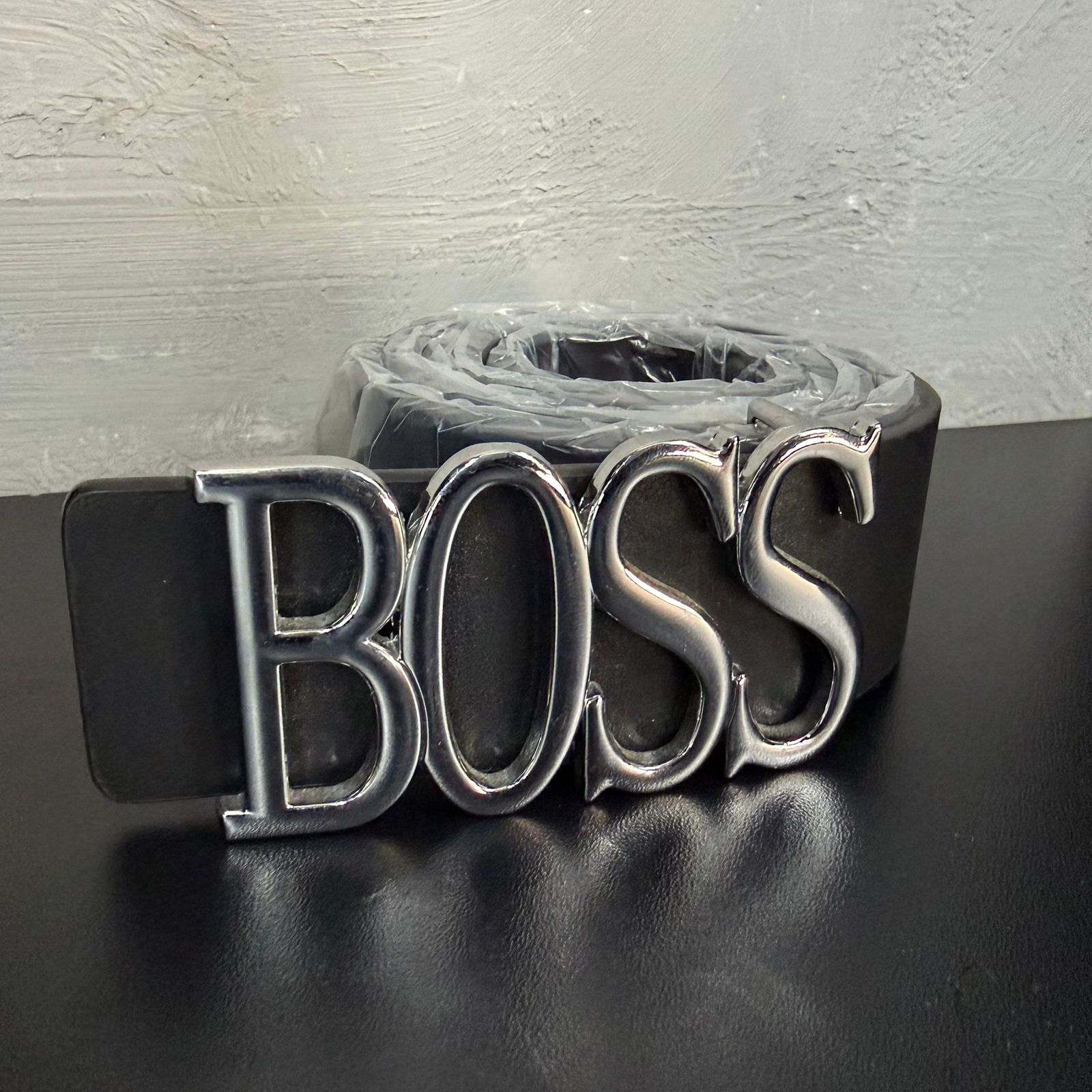 Cinto Premium BOSS Preto em Couro com Fivela Logotipo Cromada Polida