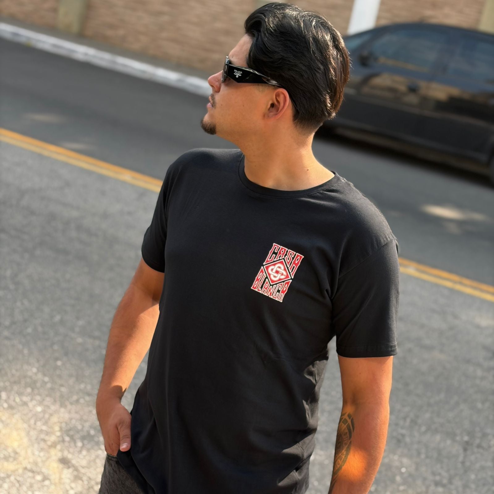 Camiseta Grife Casablanca Preta com Estampa Patch Quadrado no Peito em Vermelho e Branco