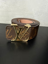 Cinto Premium Louis Vuitton Monogram Marrom com Fivela LV Initials Dourada