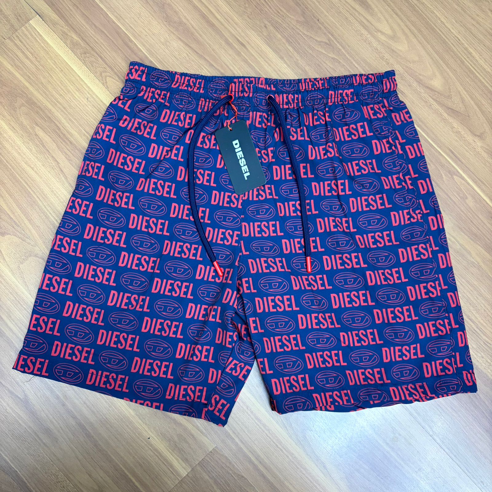 Shorts Grife Diesel Azul Marinho com Estampa Logo All-Over em Vermelho Coral