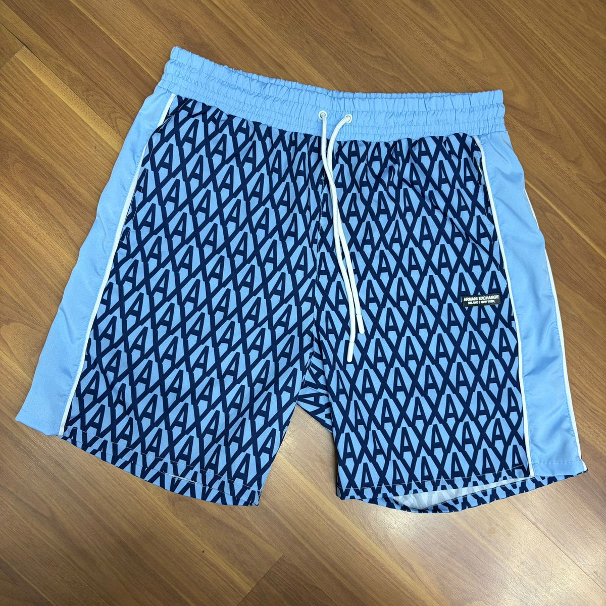Shorts Grife Armani Exchange AX Azul Claro com Estampa Geométrica Logo e Faixas Laterais