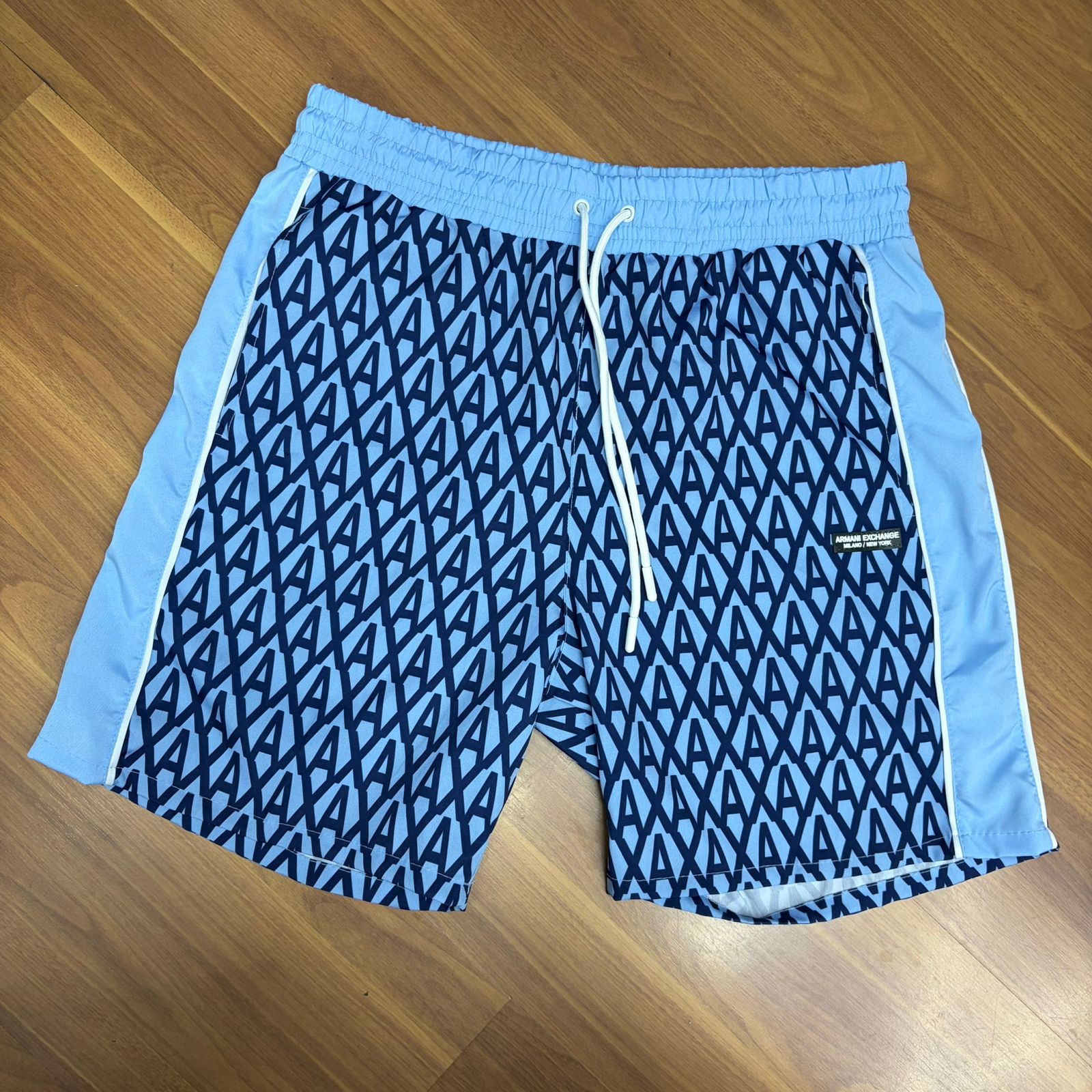 Shorts Grife Armani Exchange AX Azul Claro com Estampa Geométrica Logo e Faixas Laterais