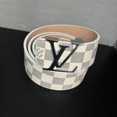 Cinto Premium Louis Vuitton Damier Azur Branco com Fivela LV Initials Prateada