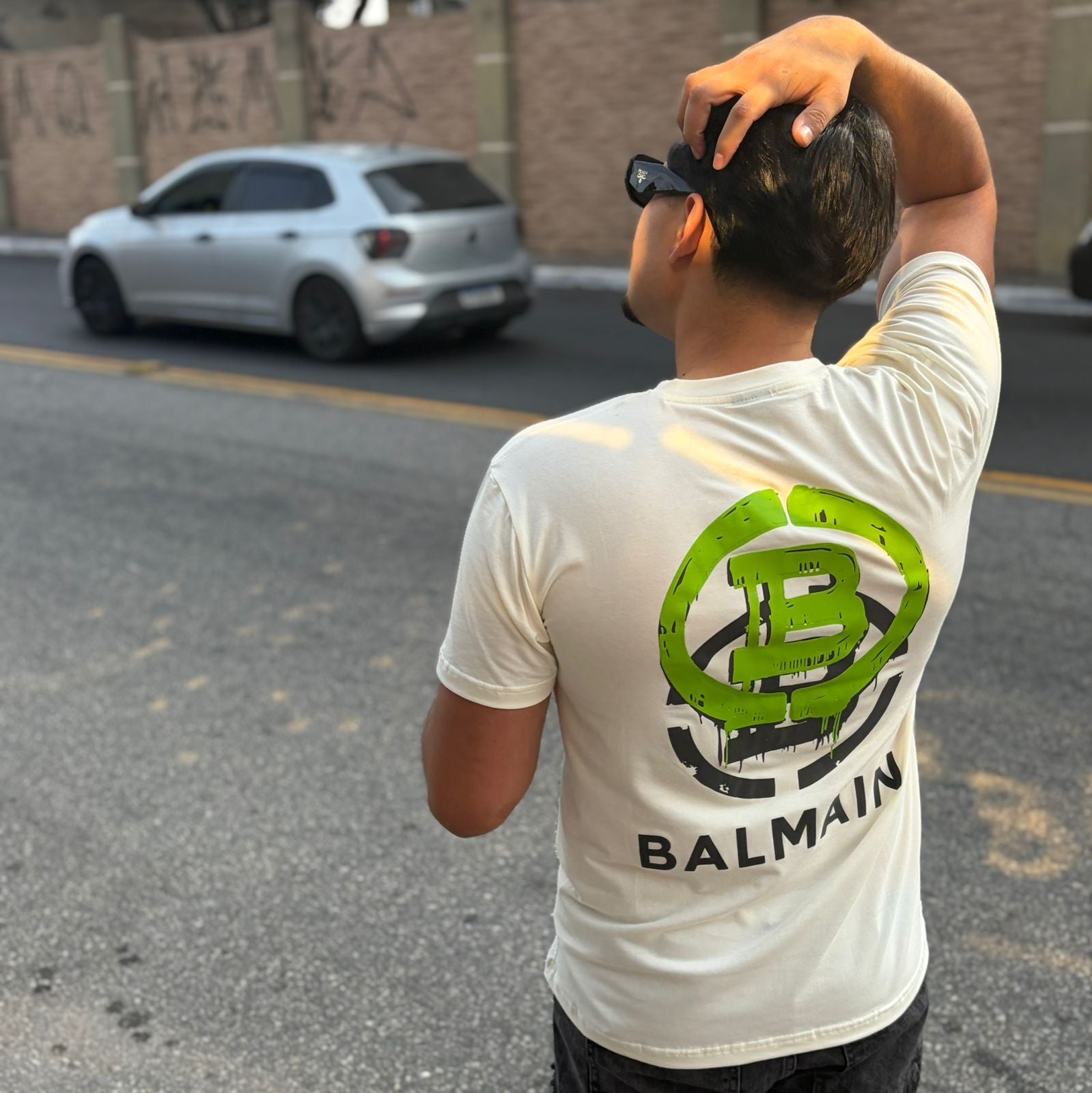 Camiseta Grife Balmain Off-White/Creme com Logo Estilizado Fluorescente nas Costas e Minimalista na Frente