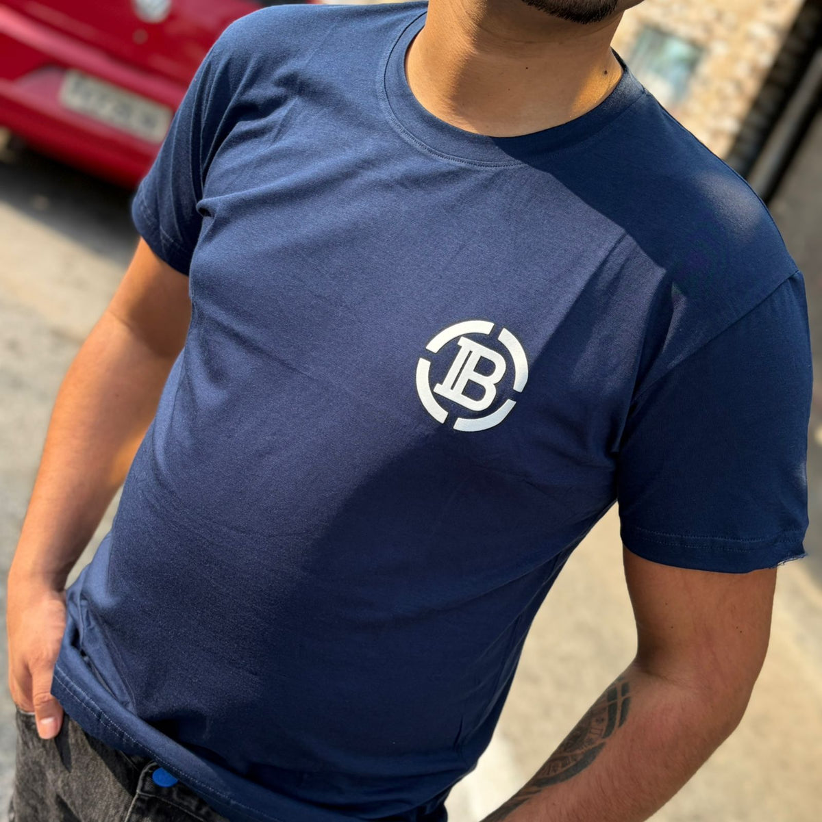 Camiseta Grife Balmain Navy com Logo Estilizado Fluorescente nas Costas e Minimalista na Frente