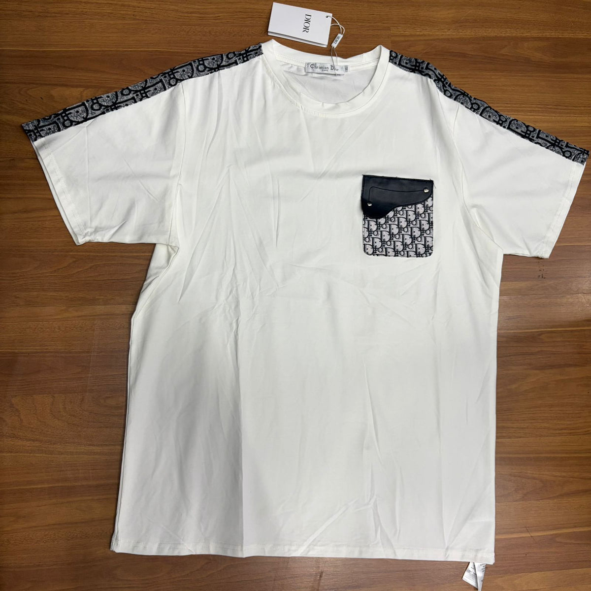 Camiseta Premium Dior Branco Bolso Lateral Detalhado