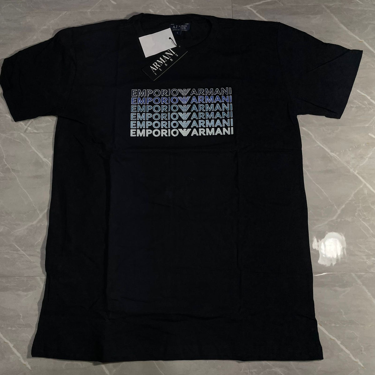 Camiseta Grife Armani Preta com monogram azul
