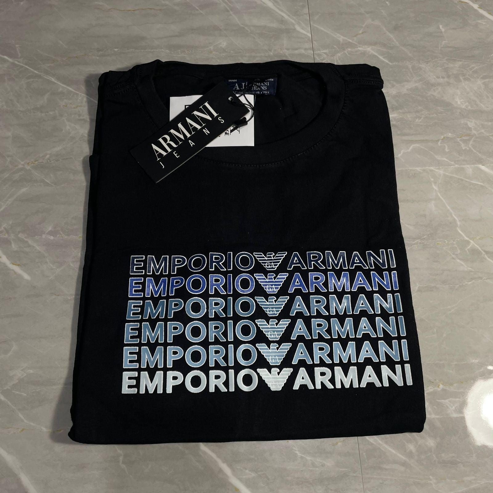 Camiseta Grife Armani Preta com monogram azul