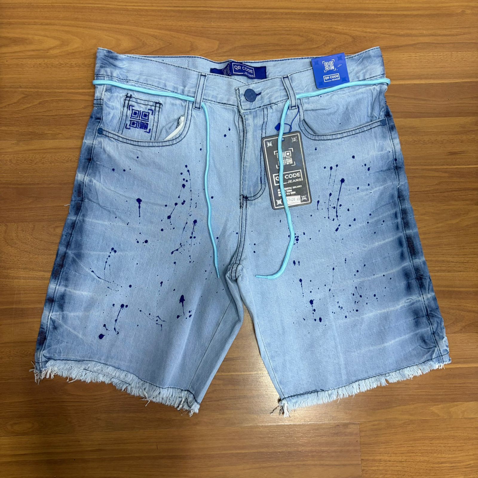 Bermuda Jeans Jogador Qr Code Azul Claro Detalhe Lateral e Tinta Azul Escuro