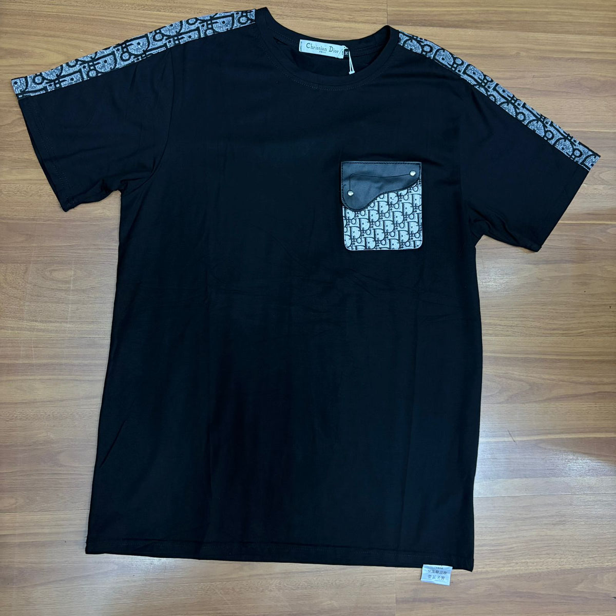 Camiseta Dior Preta Bolso Lateral Detalhado