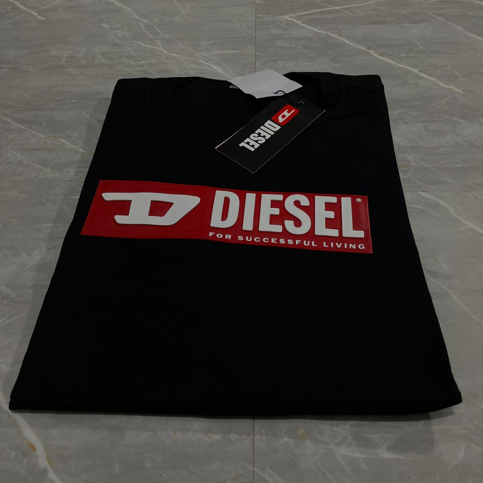 Camiseta Grife Diesel preta com Vermelha