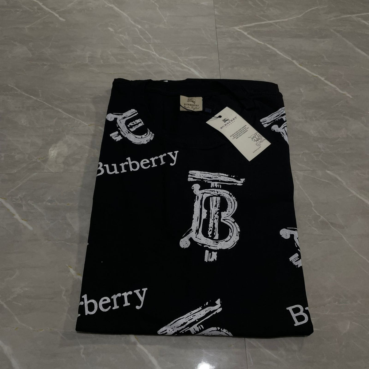 Camiseta Grife Burberry preta com monogram branco