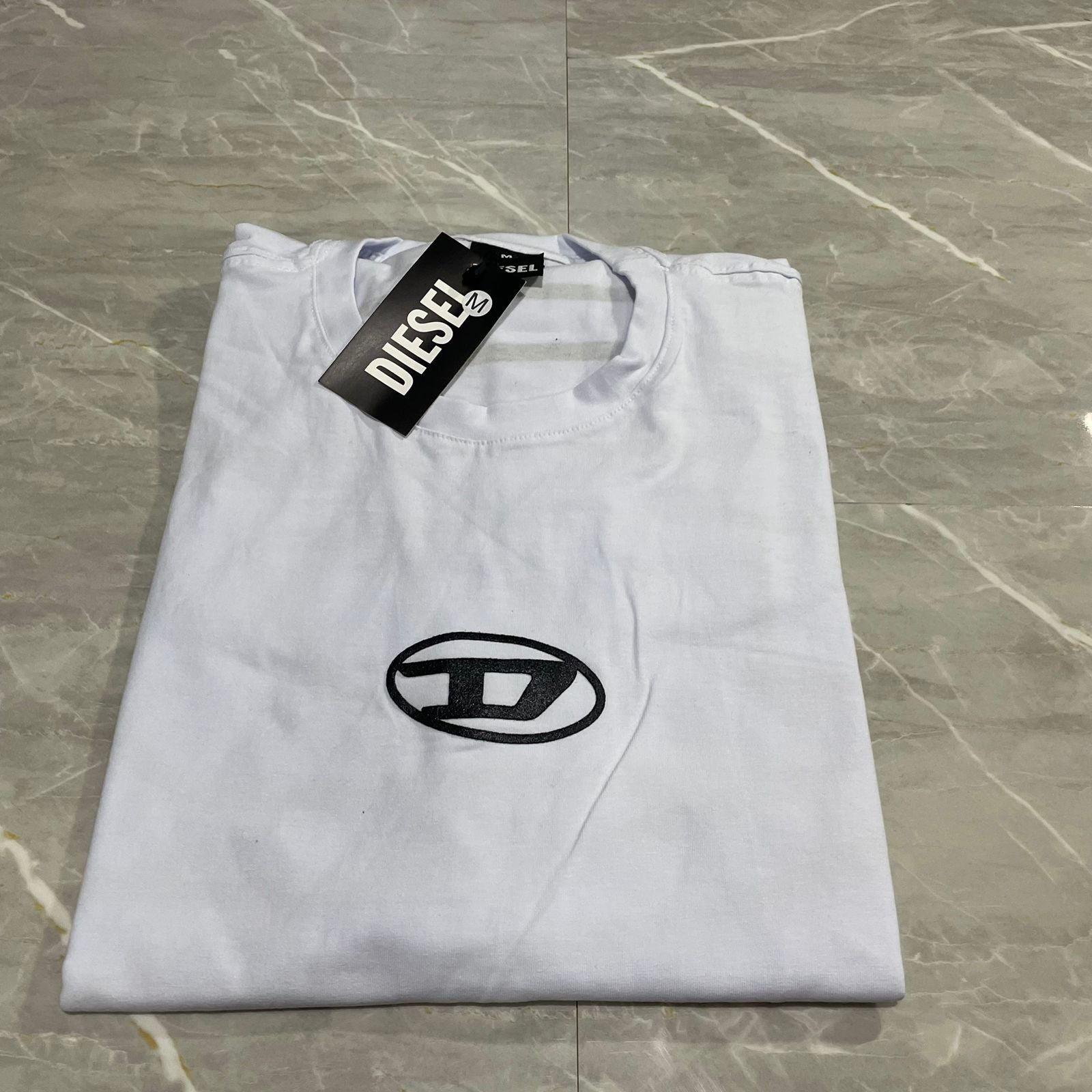 Camiseta Grife Diesel branca com símbolo preto