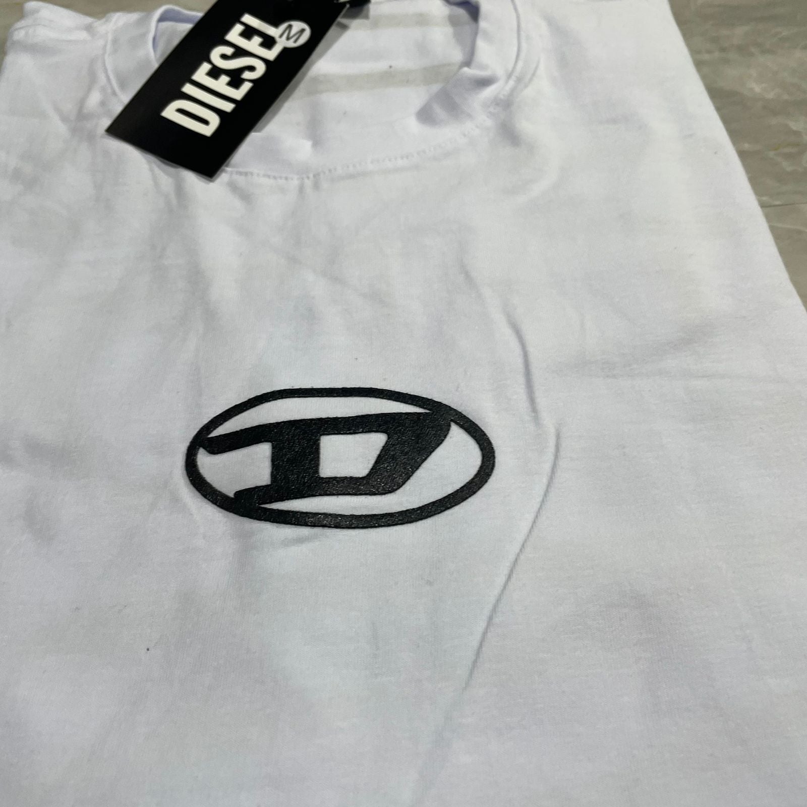 Camiseta Grife Diesel branca com símbolo preto