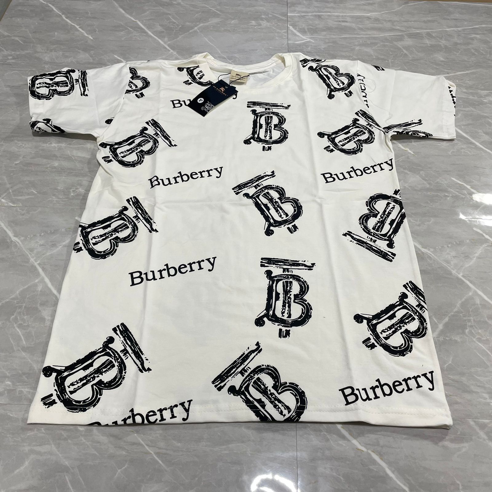 Camiseta Grife Burberry Branca monogram preto