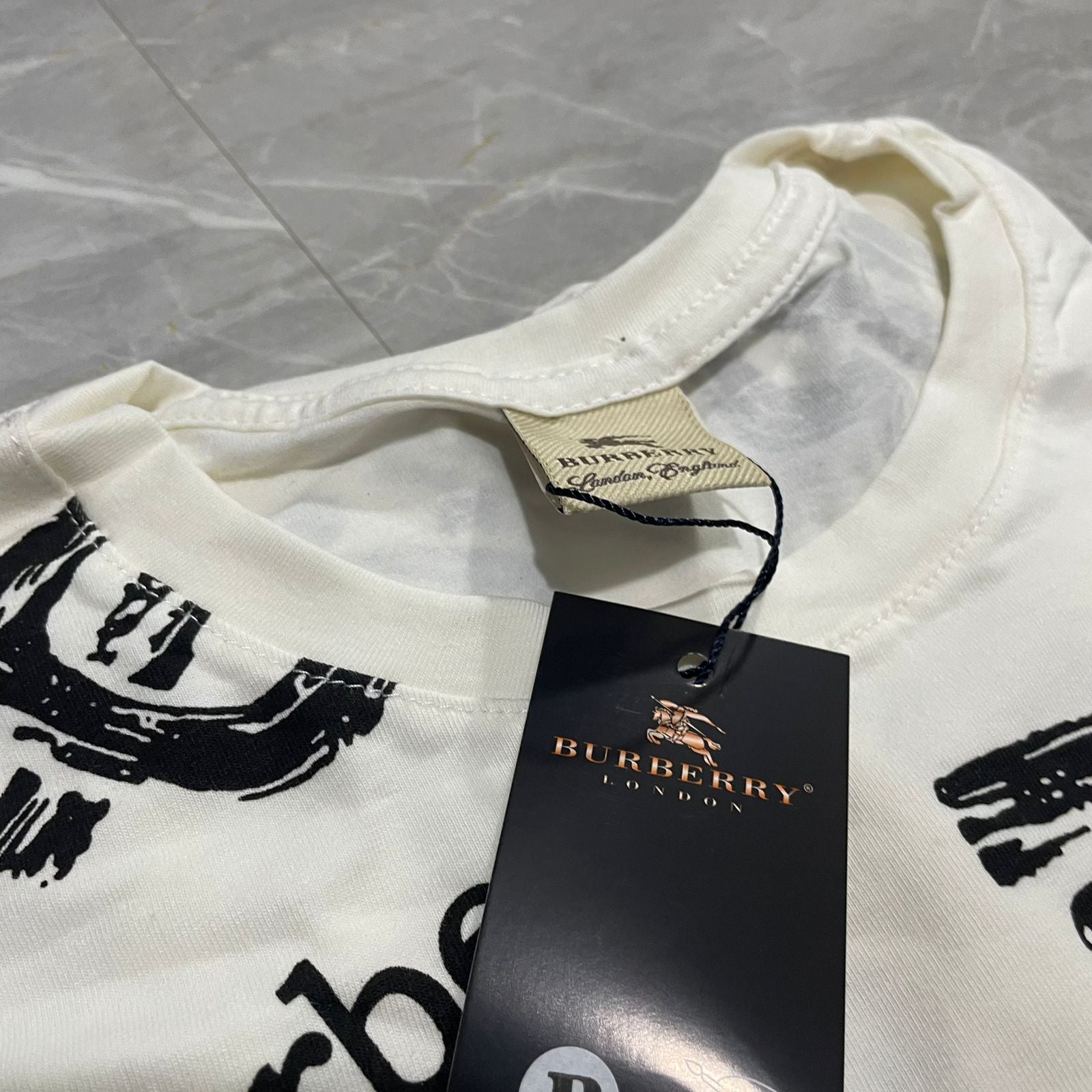 Camiseta Grife Burberry Branca monogram preto