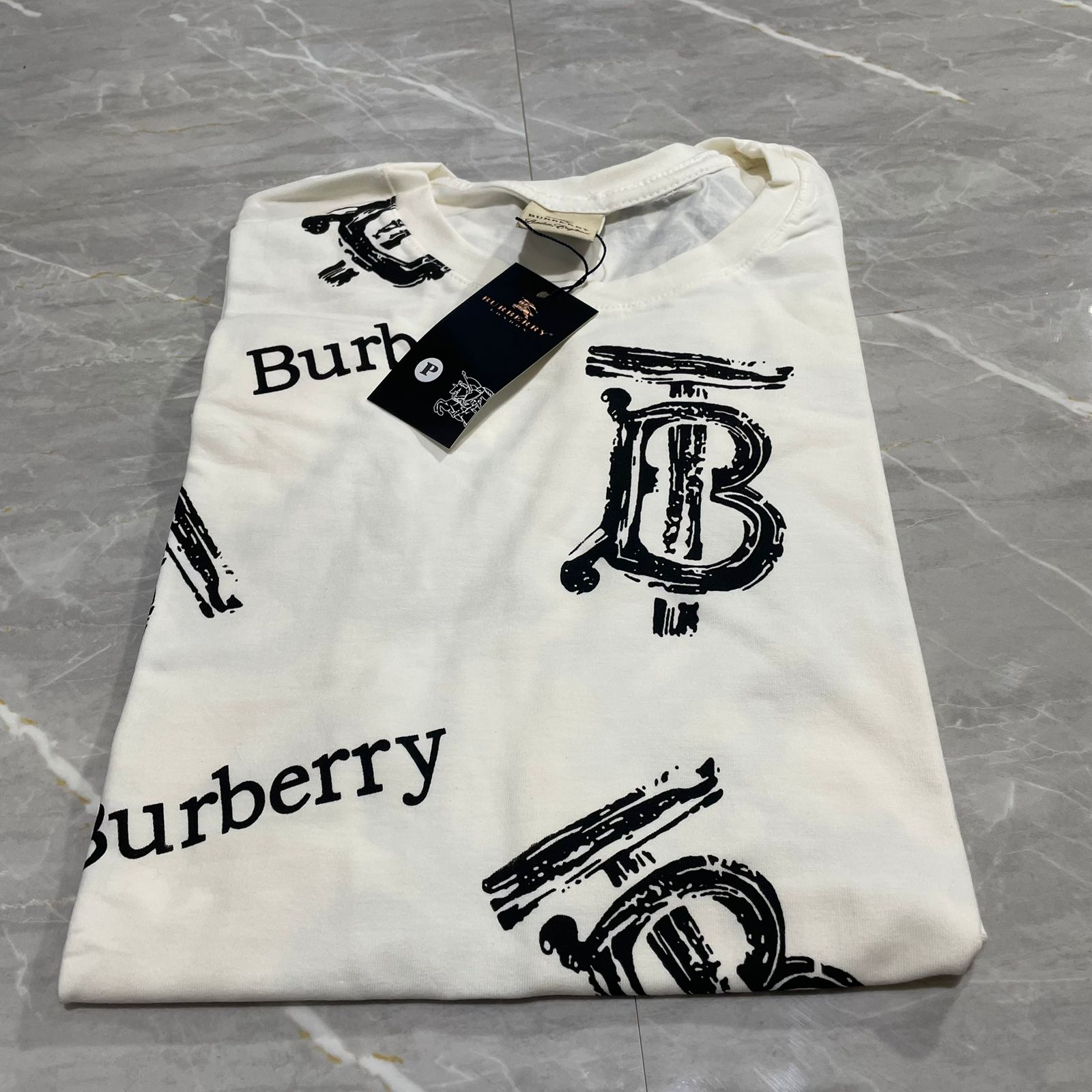 Camiseta Grife Burberry Branca monogram preto
