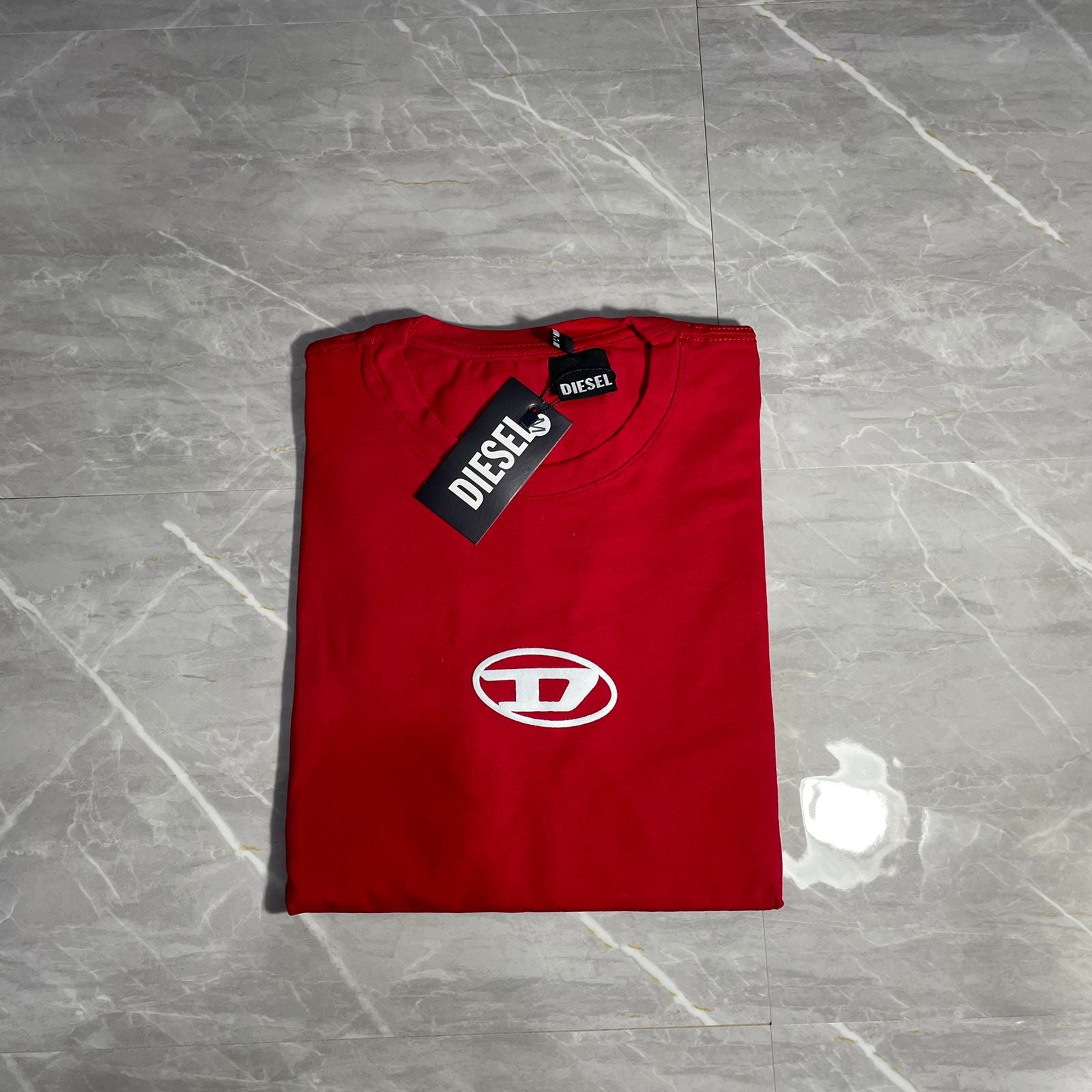 Camiseta Grife Diesel Vermelha com símbolo branco