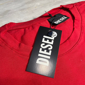 Camiseta Grife Diesel Vermelha com símbolo branco