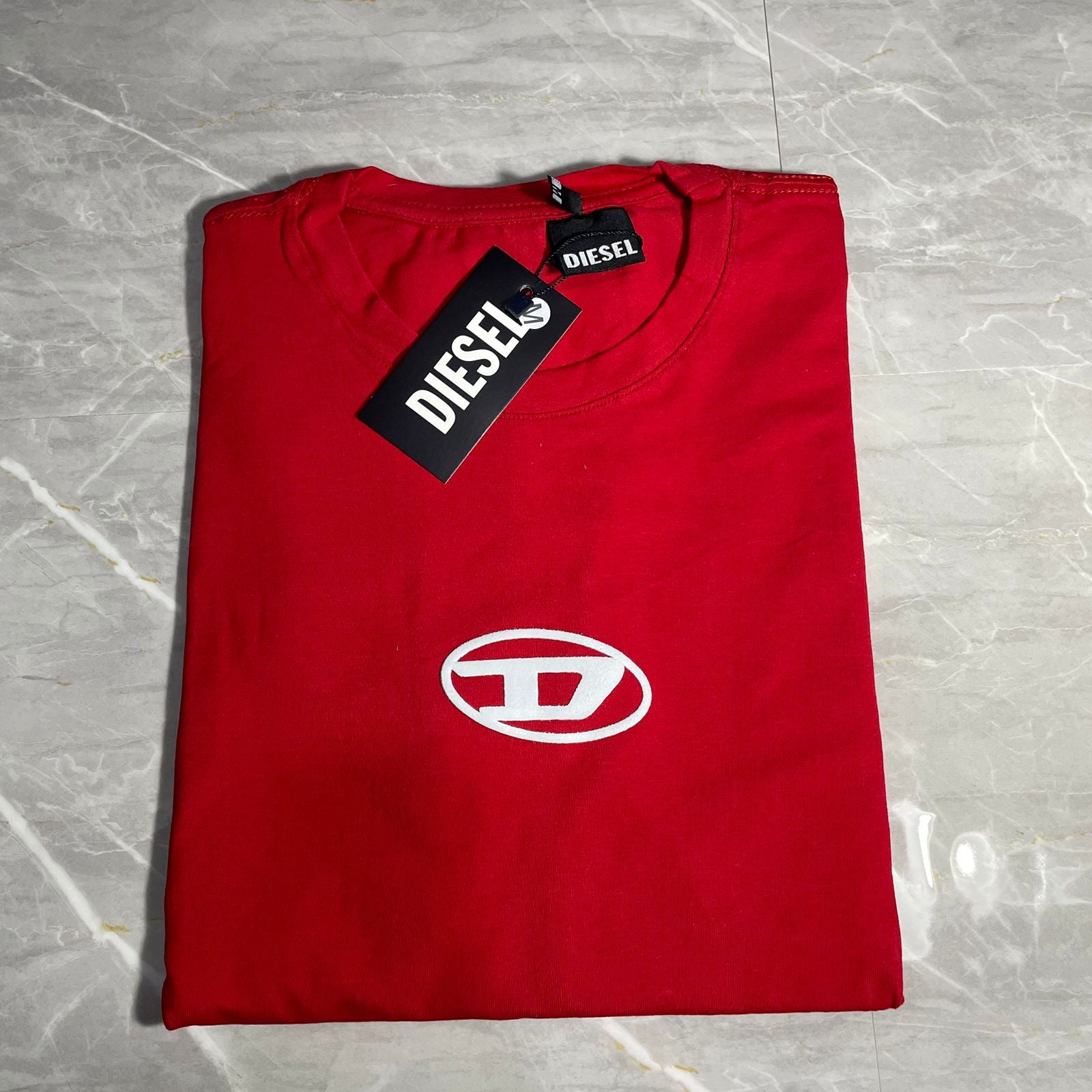 Camiseta Grife Diesel Vermelha com símbolo branco