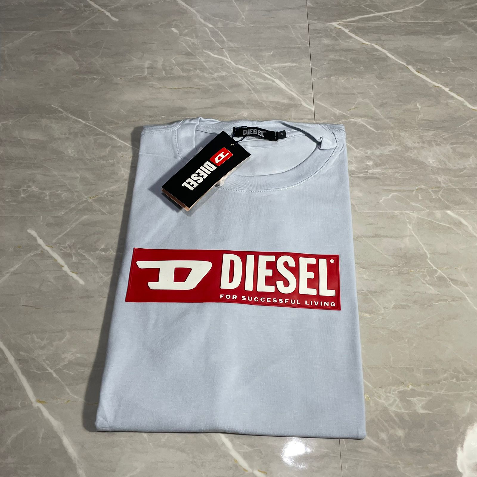 Camiseta Grife Diesel Azul Claro com estampa vermelha