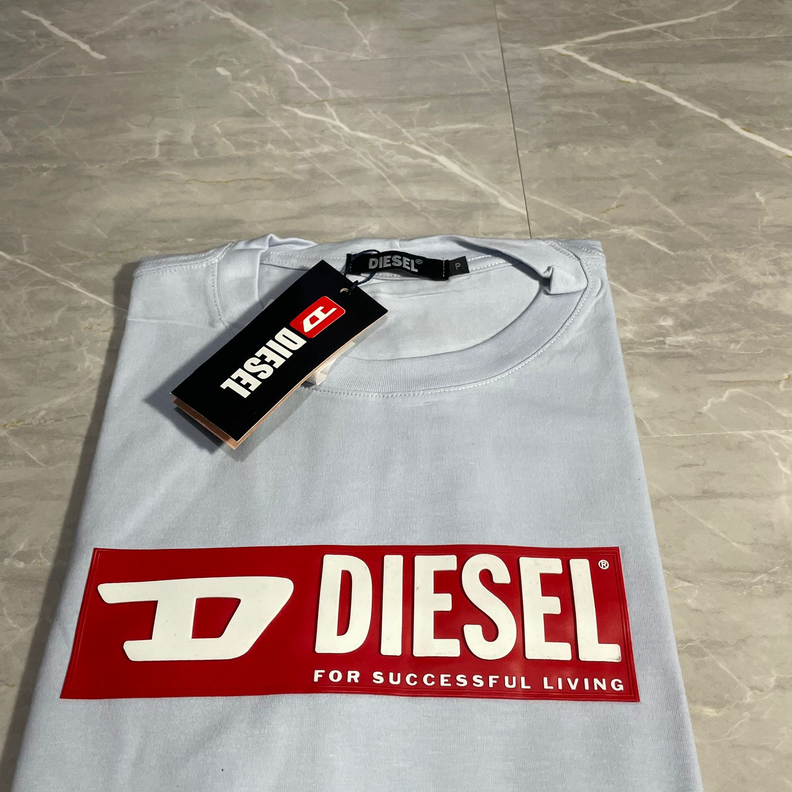 Camiseta Grife Diesel Azul Claro com estampa vermelha