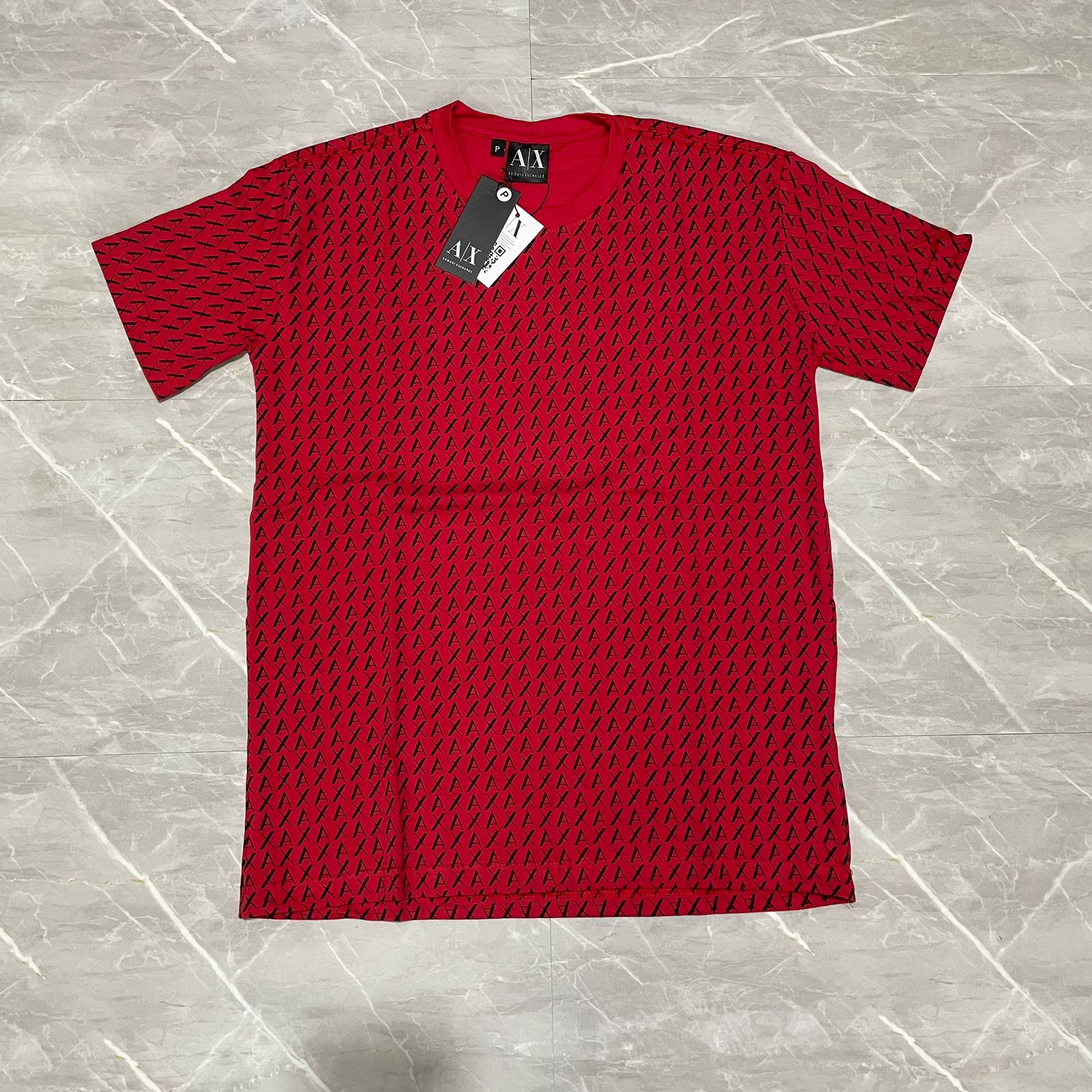 Camiseta Grife Armani vermelha com monogram preto