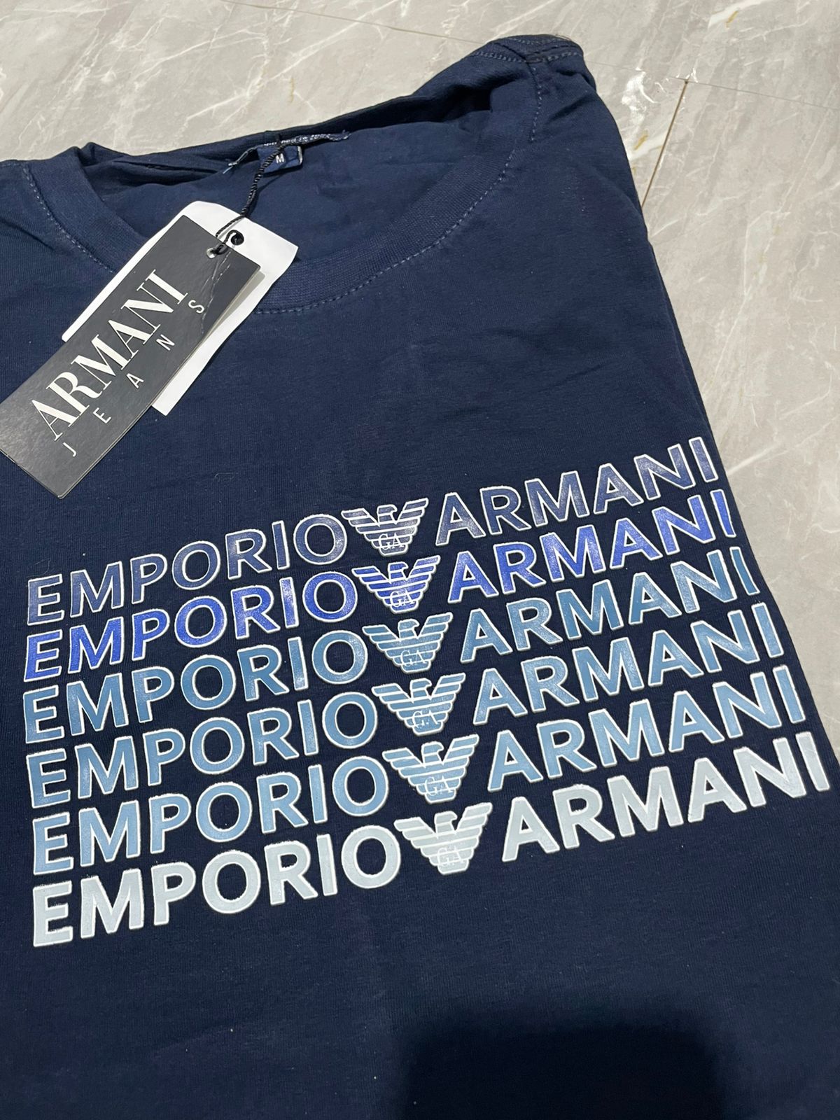 Camiseta Grife Armani Azul marinho com monogram degrade