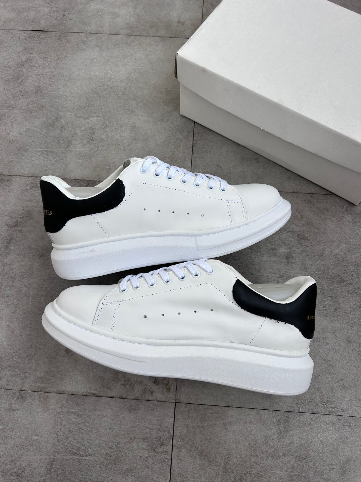 Tênis Alexander McQueen Branco Couro Parte de Trás Preta