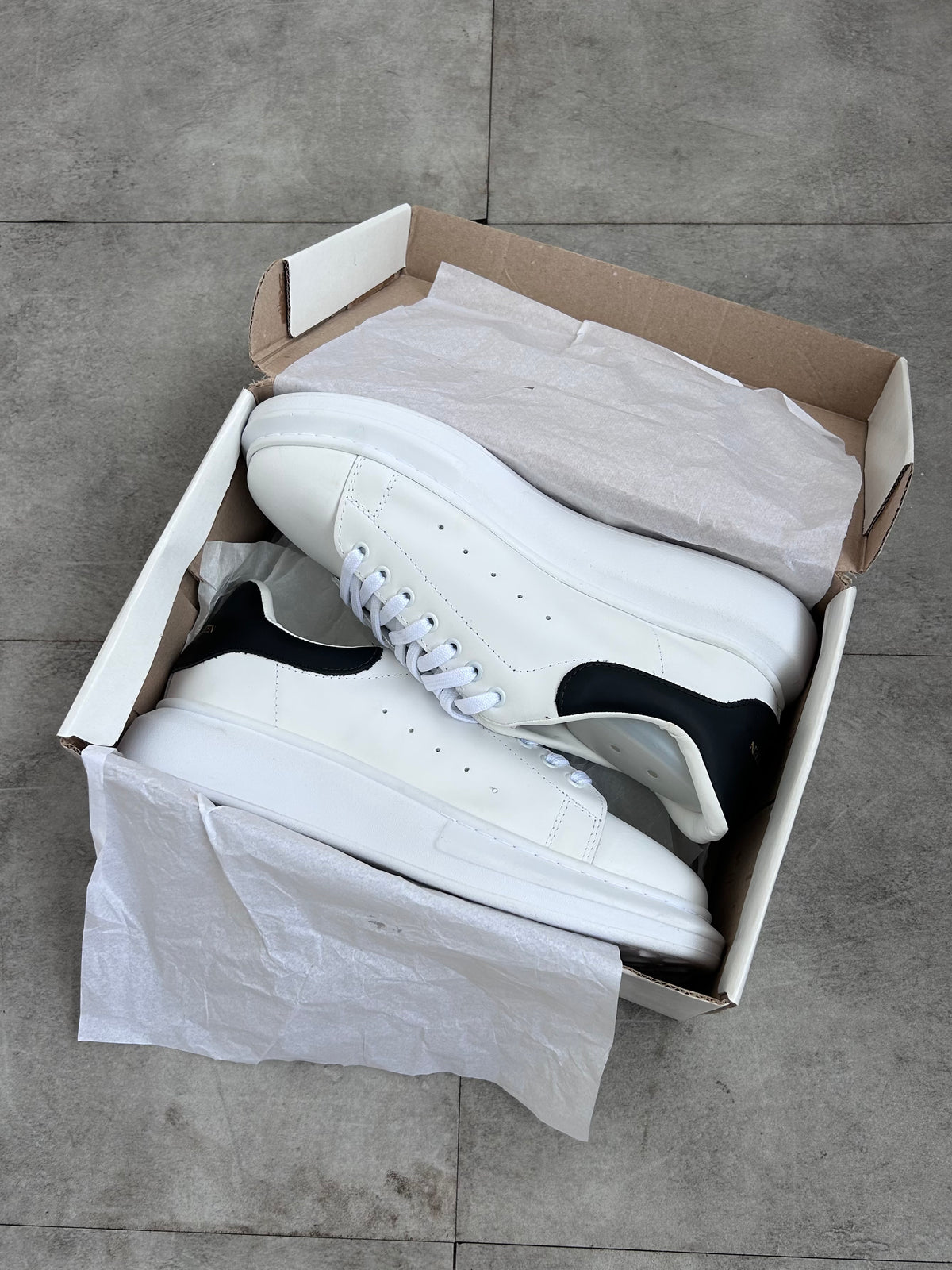 Tênis Alexander McQueen Branco Couro Parte de Trás Preta