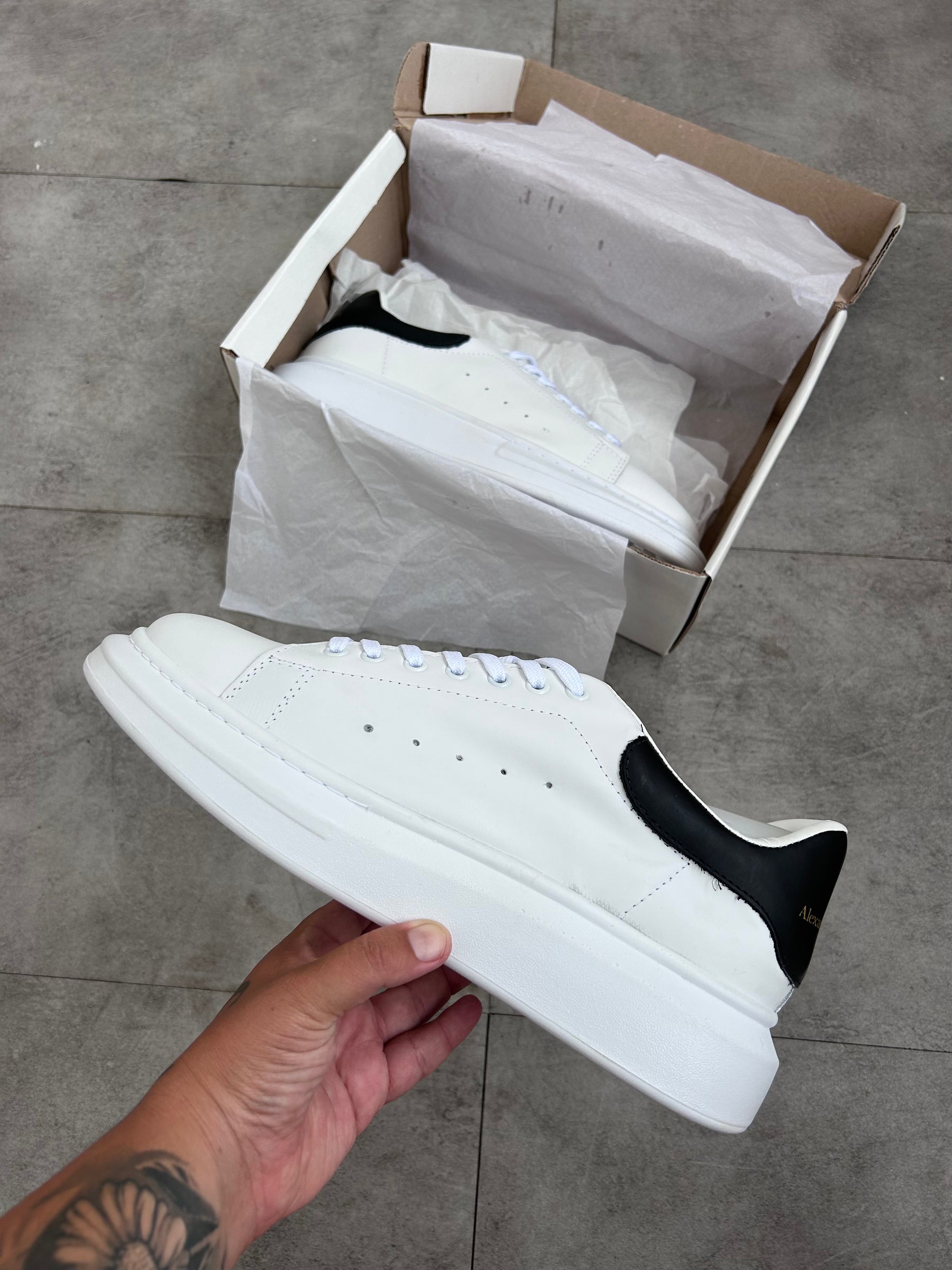 Tênis Alexander McQueen Branco Couro Parte de Trás Preta