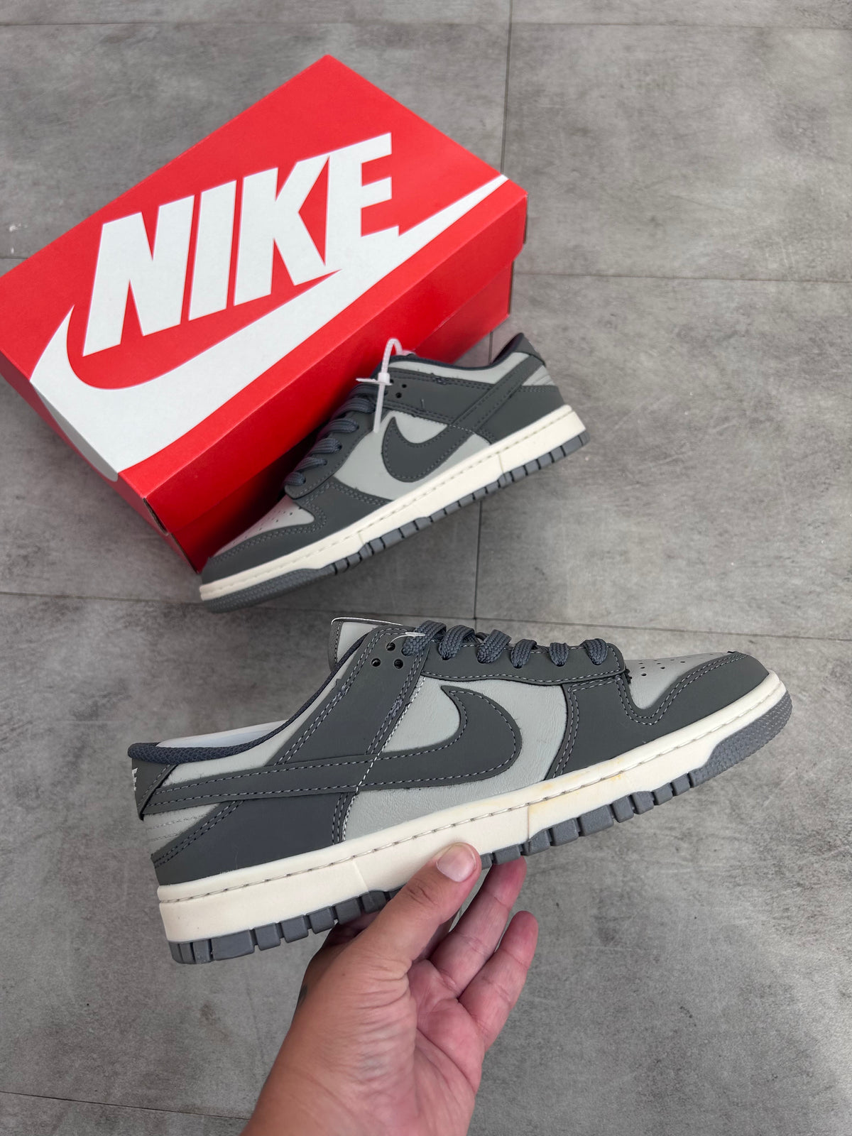 Tênis Nike Dunk Low Cinza Escuro e Claro (Bicolor) Vintage