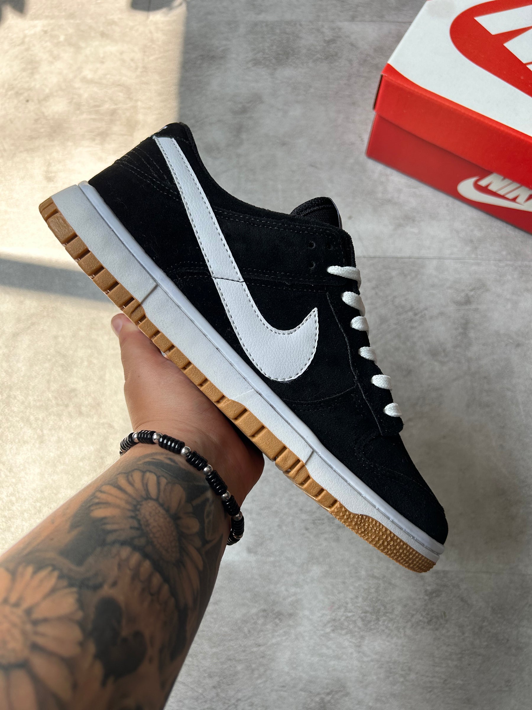 Tênis Nike Dunk Low Preto e Branco (Panda) Solado Gum Camurça