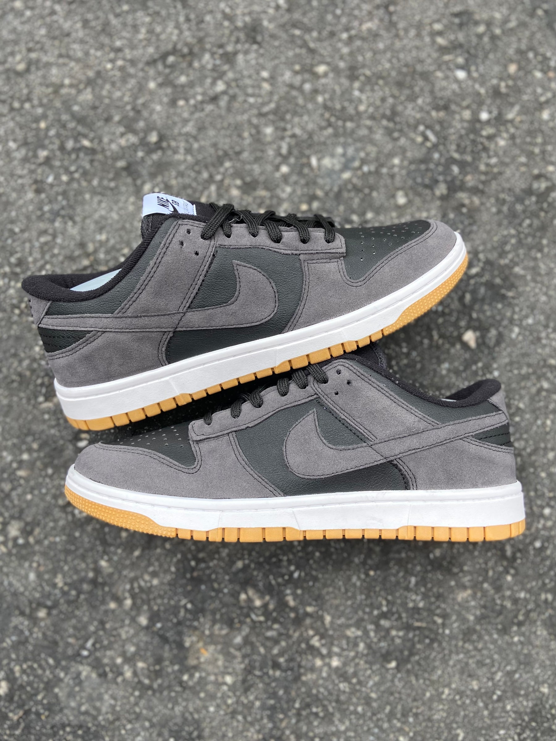 Tênis Nike Dunk Low Cinza Escuro e Preto Solado Gum Camurça