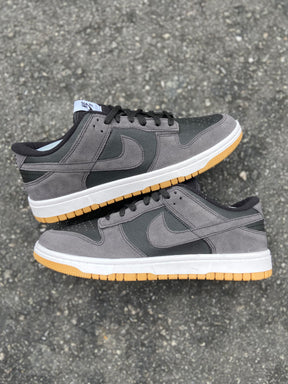 Tênis Nike Dunk Low Cinza Escuro e Preto Solado Gum Camurça