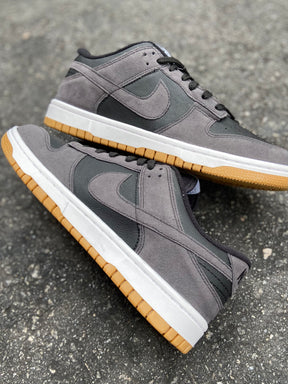 Tênis Nike Dunk Low Cinza Escuro e Preto Solado Gum Camurça