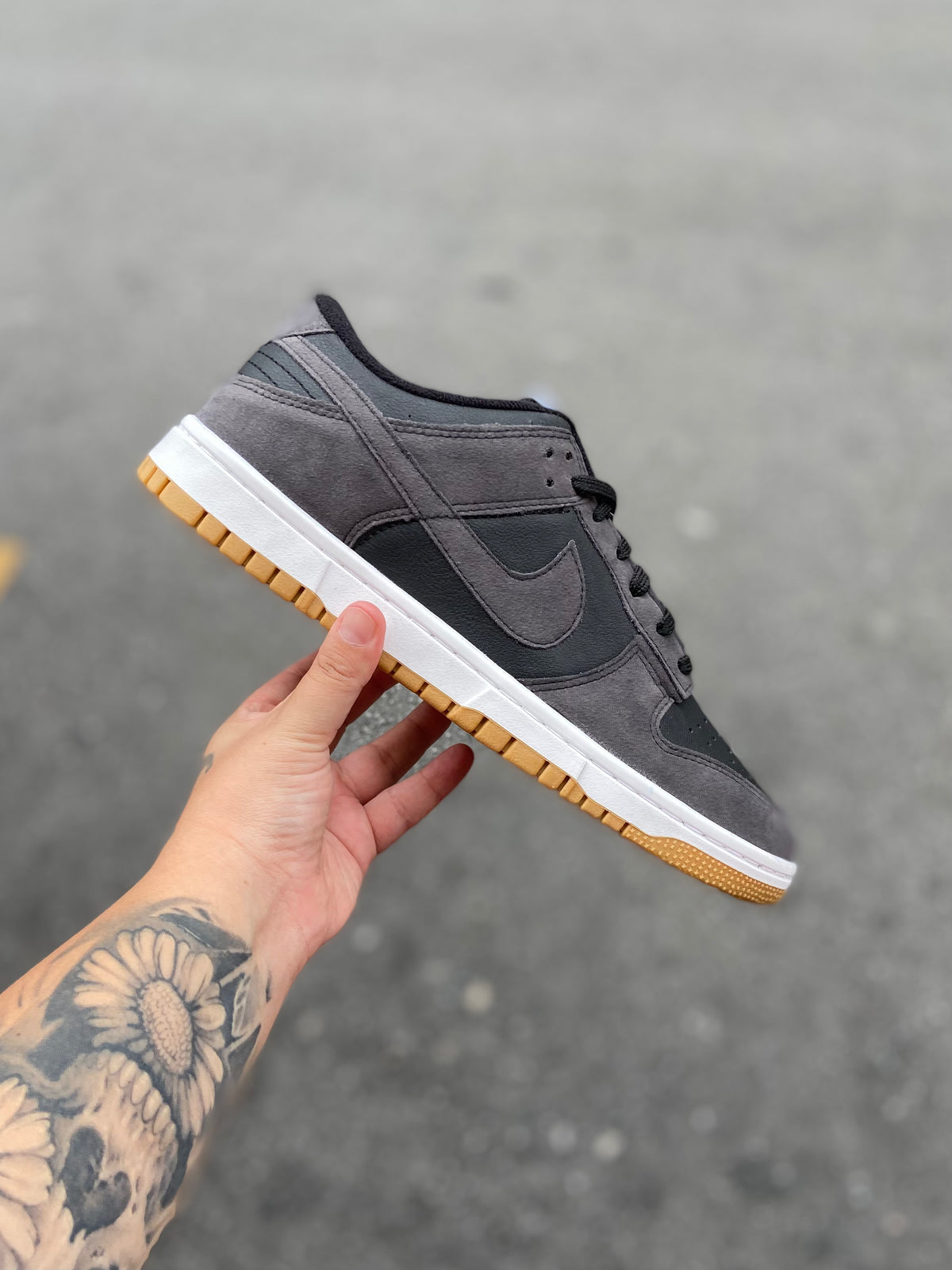 Tênis Nike Dunk Low Cinza Escuro e Preto Solado Gum Camurça