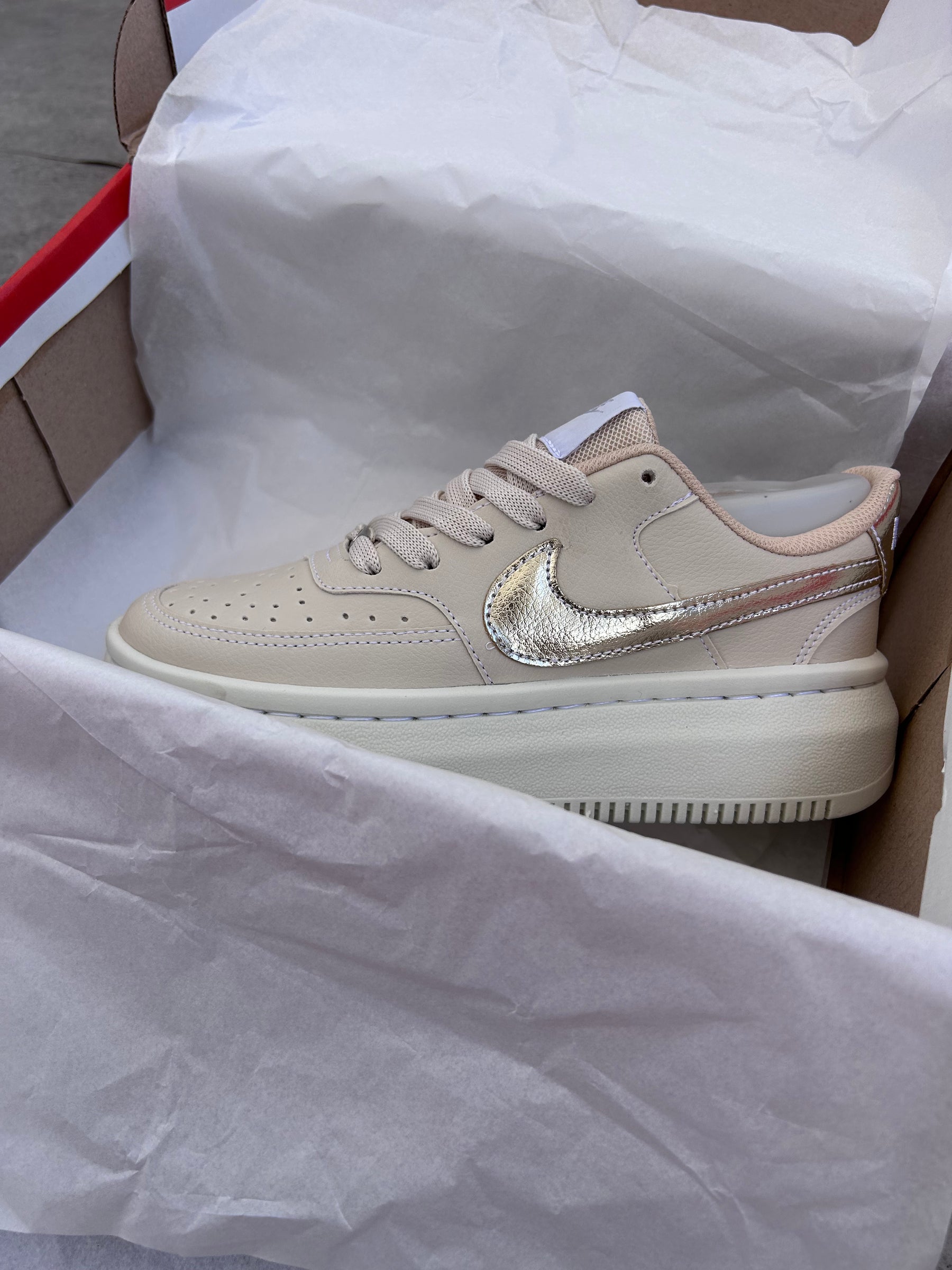 Tênis Nike Court vision bege com detalhe colorido no simbolo plataforma feminino