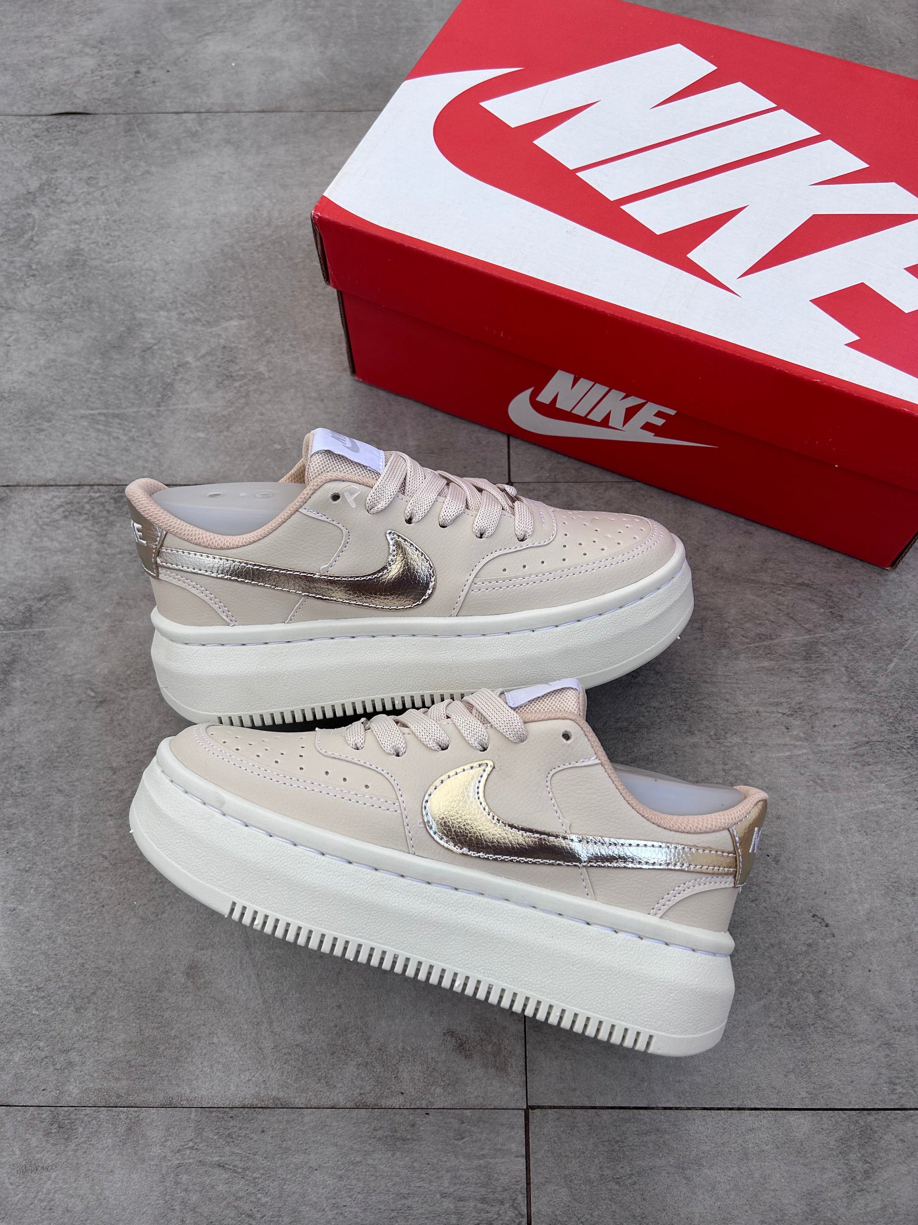 Tênis Nike Court vision bege com detalhe colorido no simbolo plataforma feminino