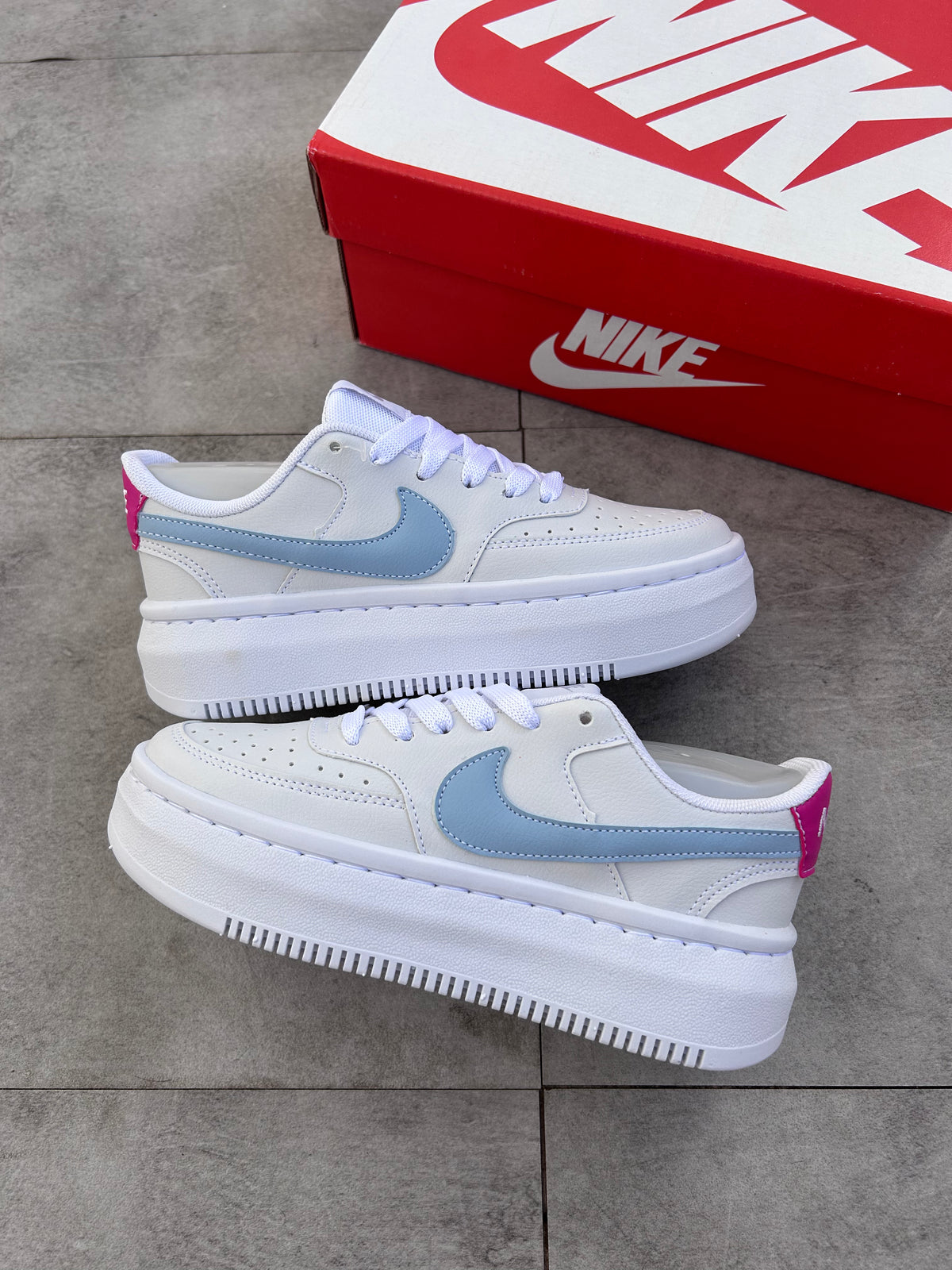 Tênis Nike Court vision branco com detalhe azul plataforma unisex
