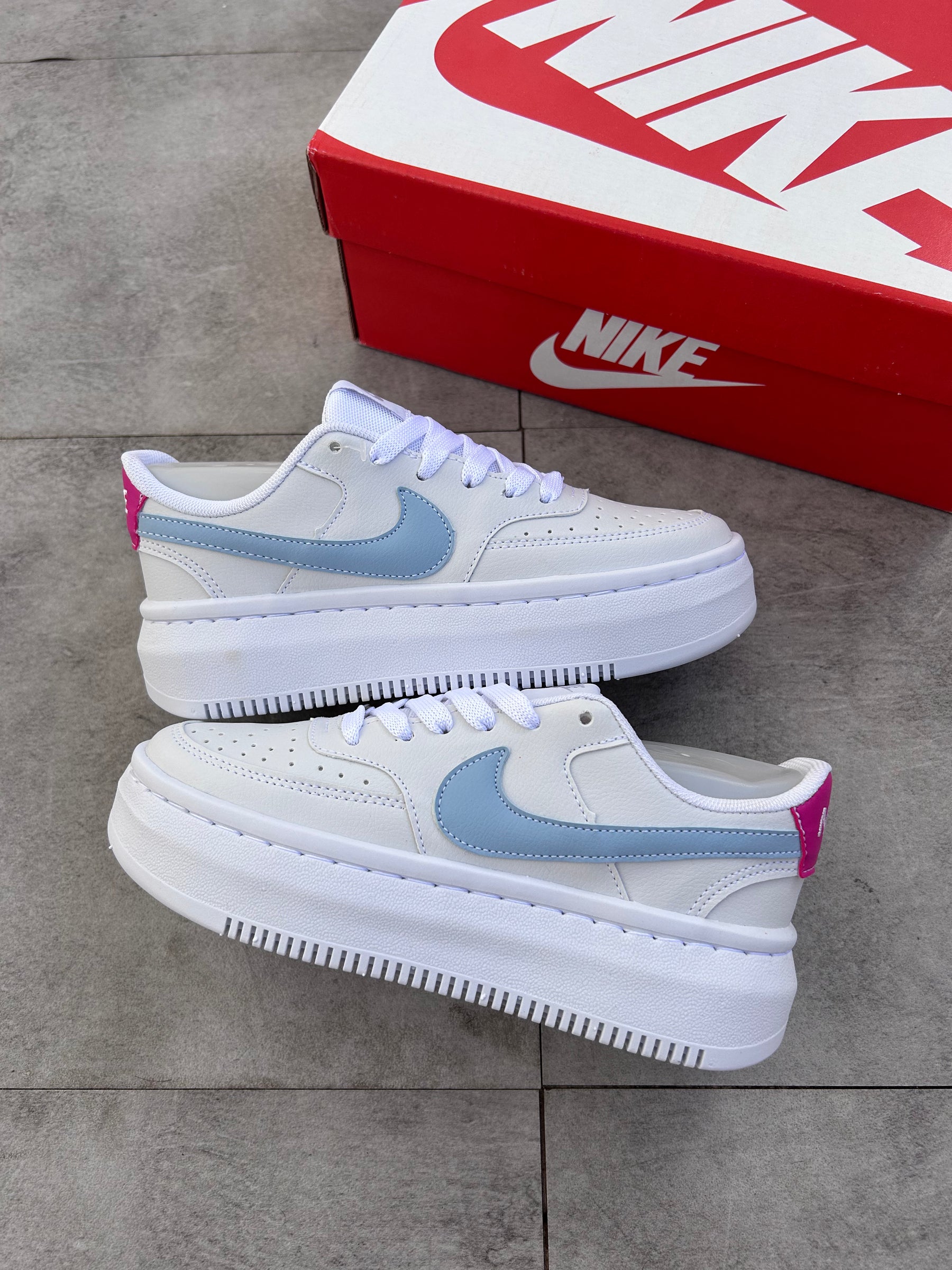 Tênis Nike Court vision branco com detalhe azul plataforma unisex