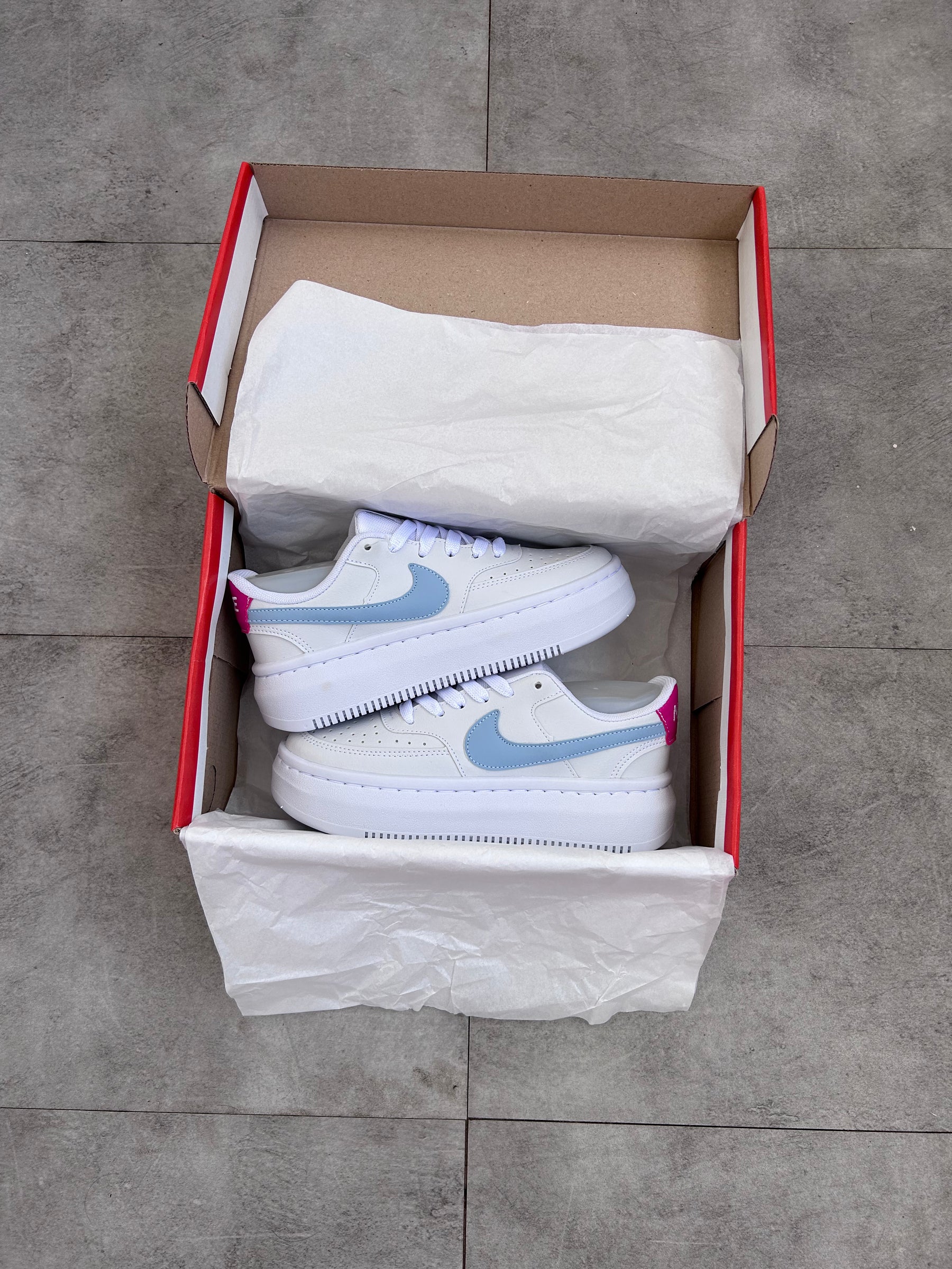 Tênis Nike Court vision branco com detalhe azul plataforma unisex