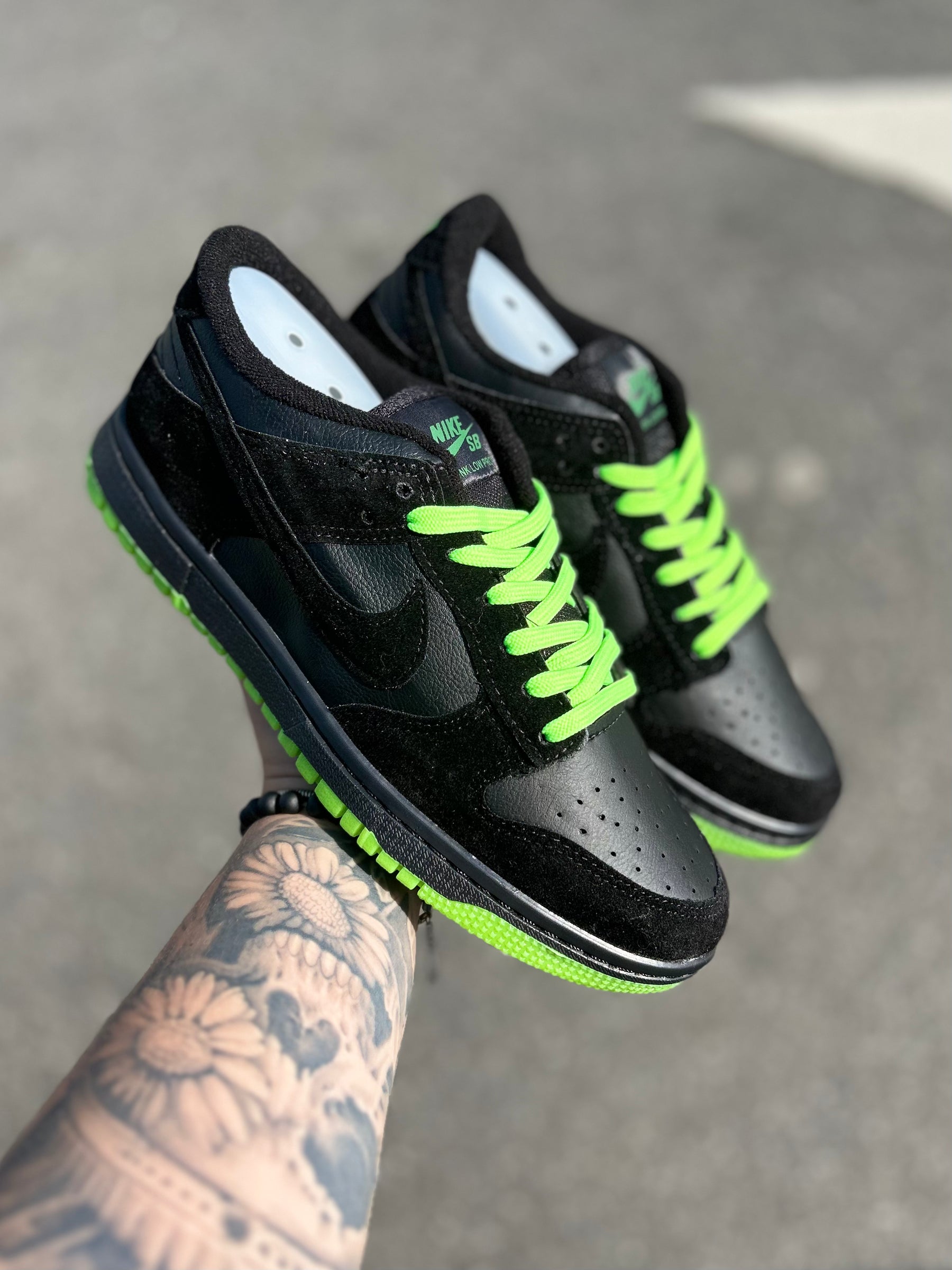 Tênis Nike Dunk Low Preto Neon Cadarço e Sola Verde Limão