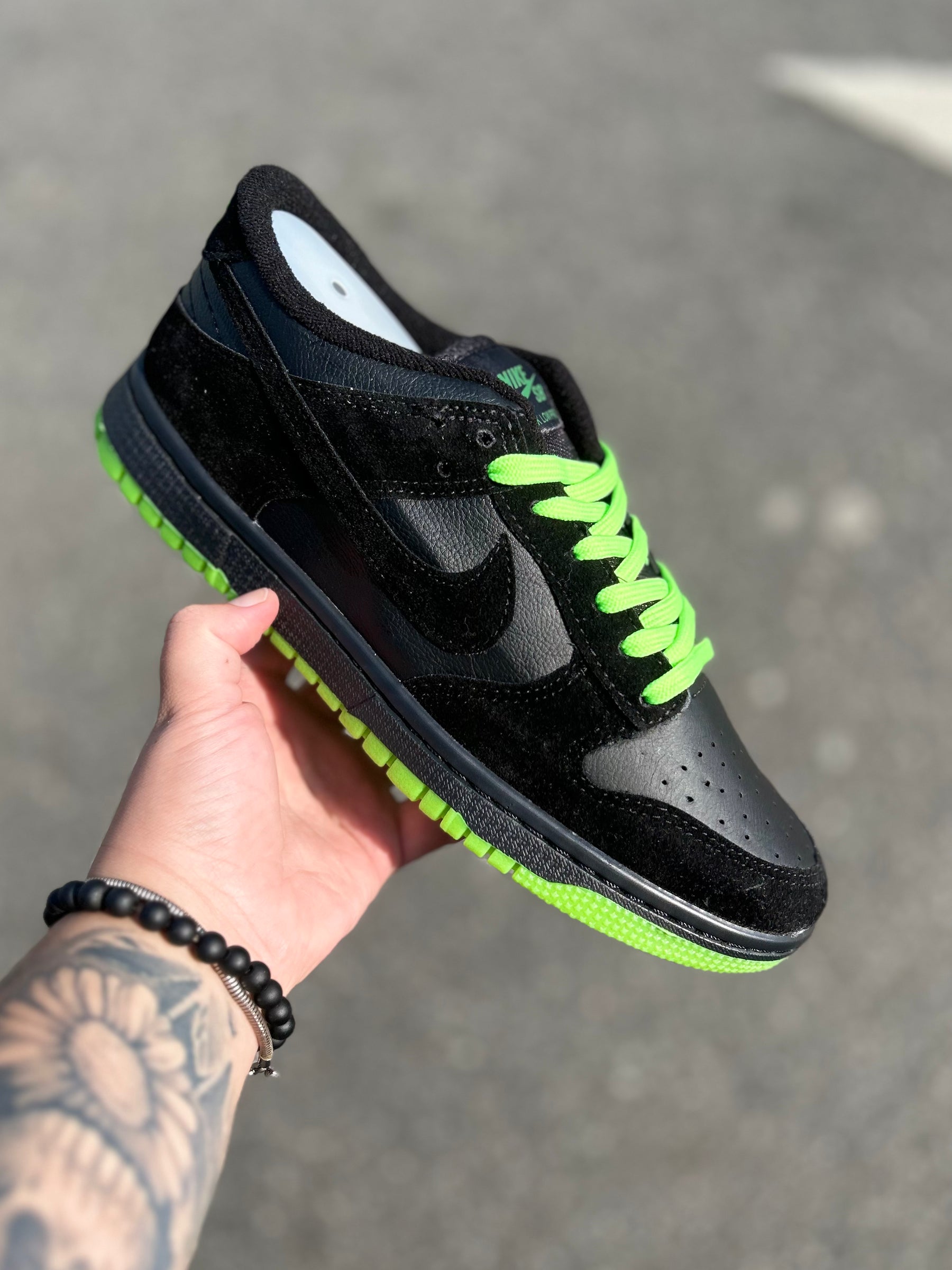 Tênis Nike Dunk Low Preto Neon Cadarço e Sola Verde Limão