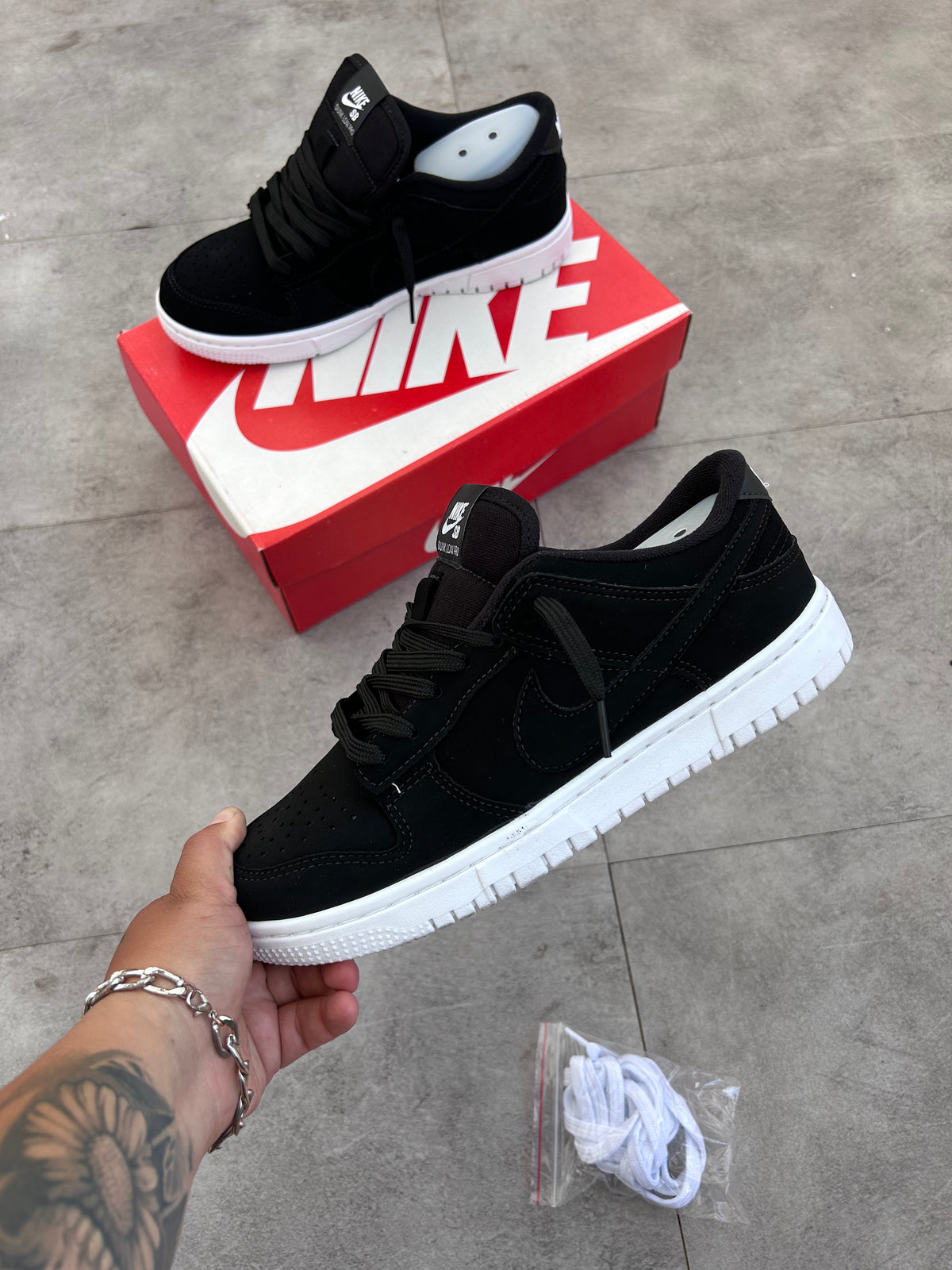 Tênis Nike Dunk Low Preto e Branco Camurça (Black/White)