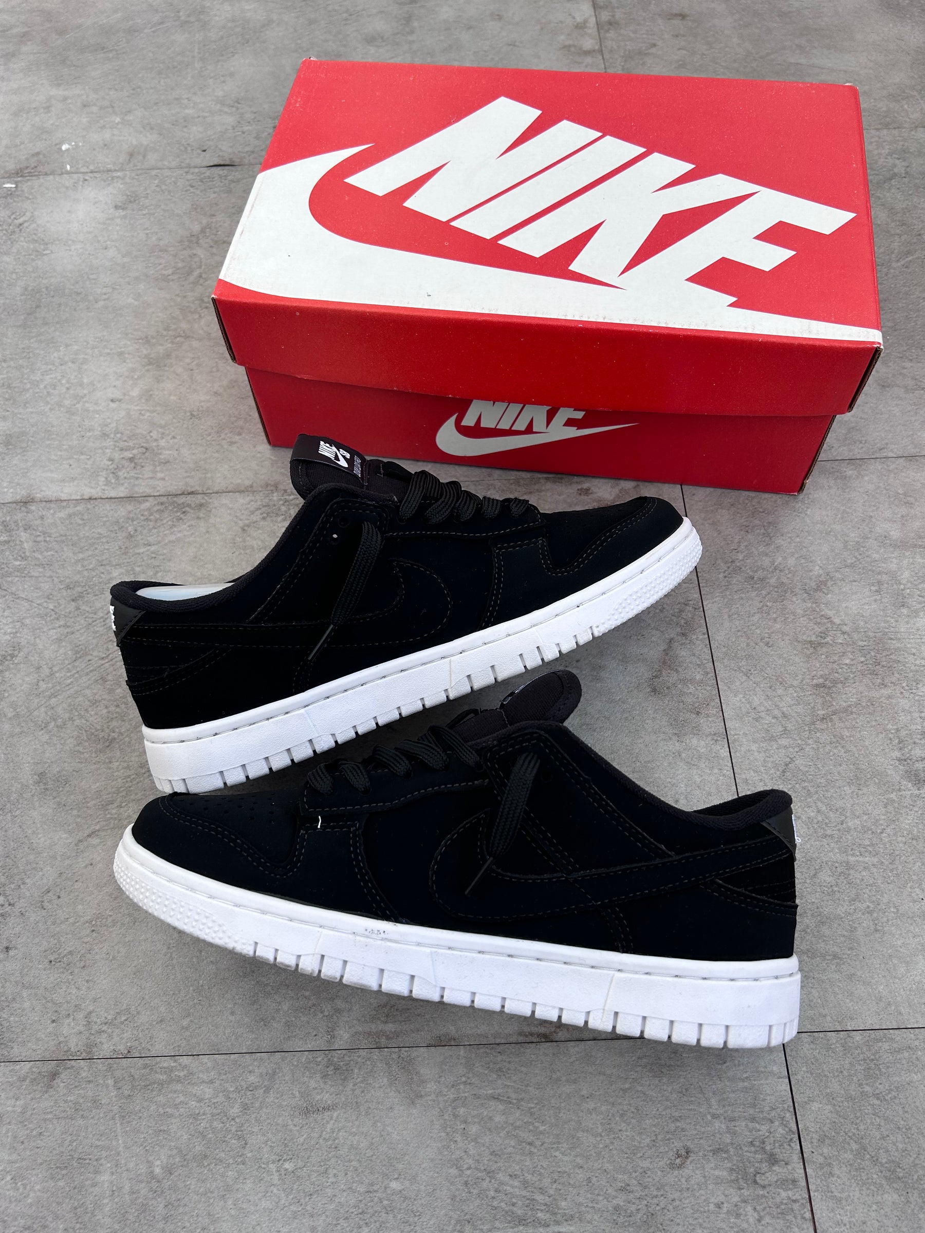 Tênis Nike Dunk Low Preto e Branco Camurça (Black/White)