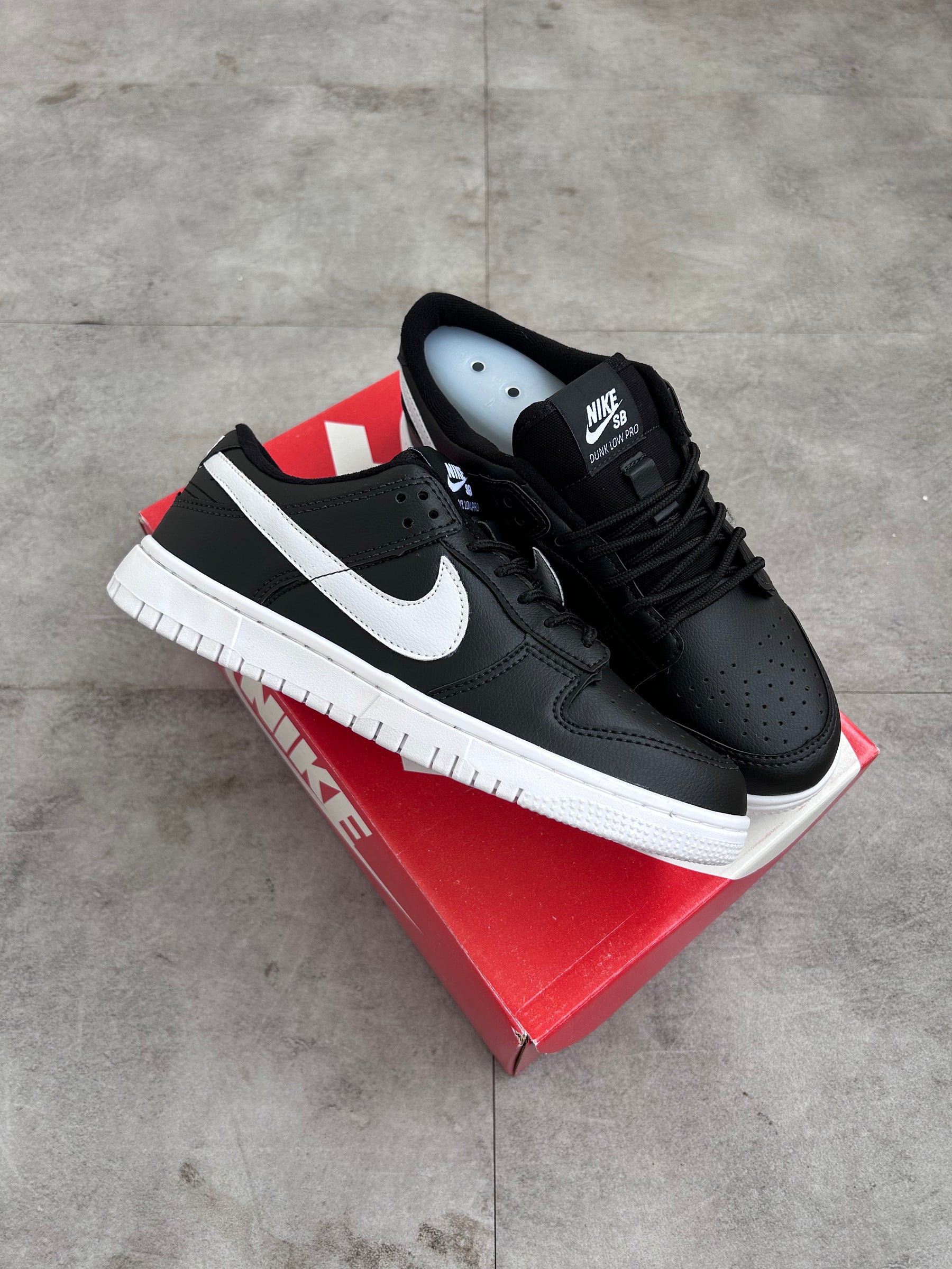 Tênis Nike Dunk Low Preto e Branco (Panda) Swoosh Duplo