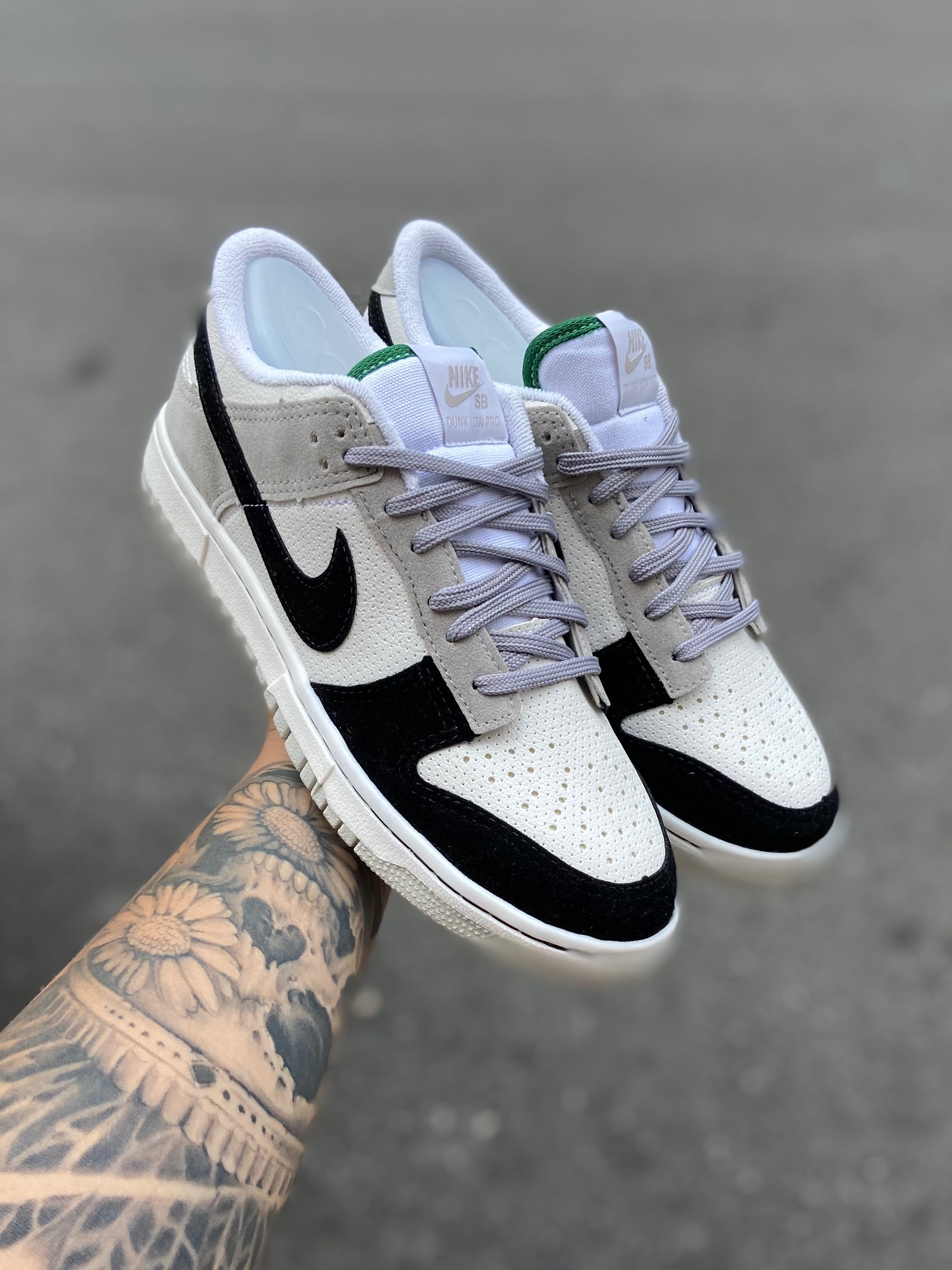 Tênis Nike Dunk Low Preto e Cinza Claro (Bicolor) Clássico