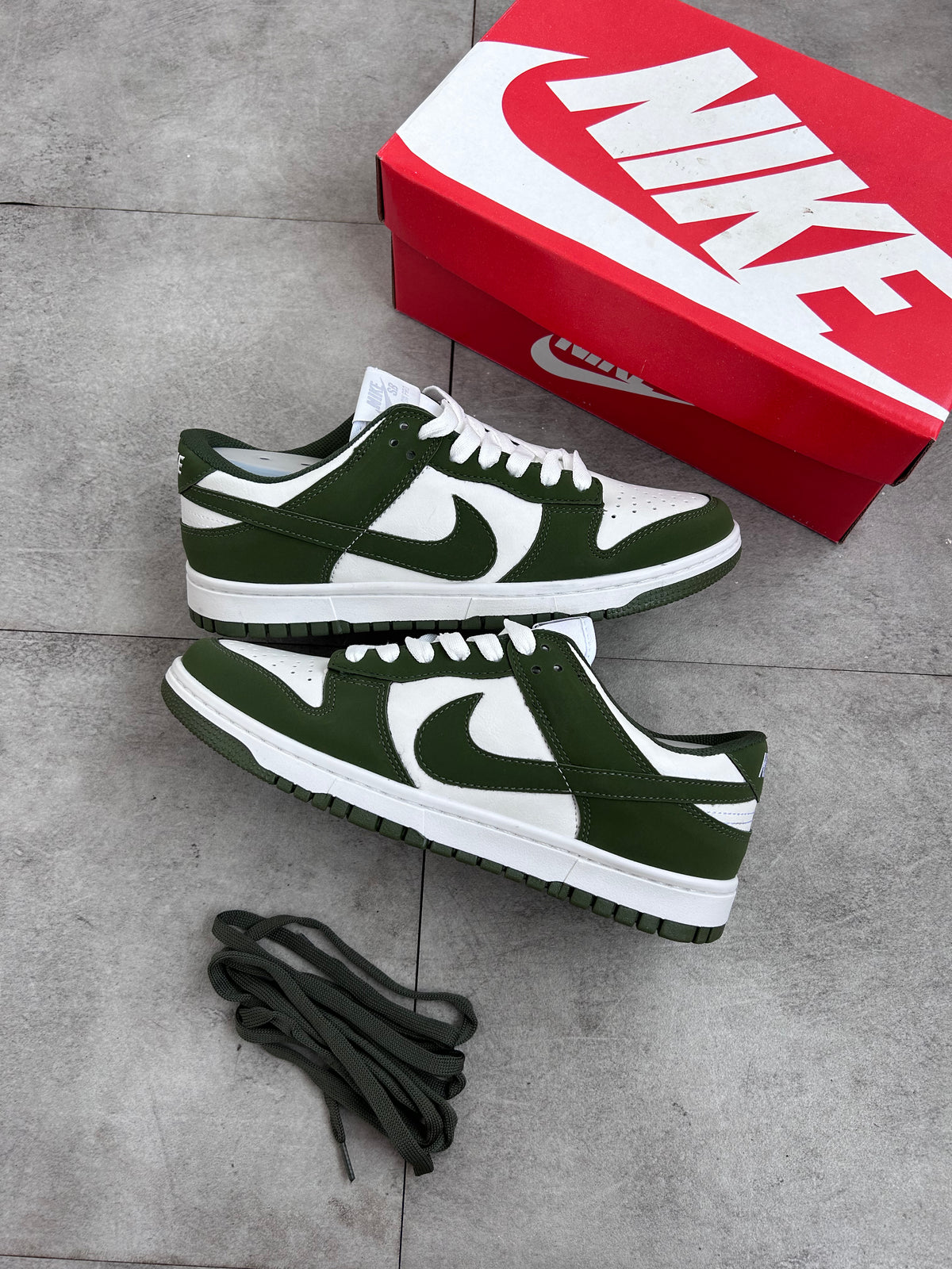 Tênis Nike Dunk Low Preto e  Branco Couro Bicolor