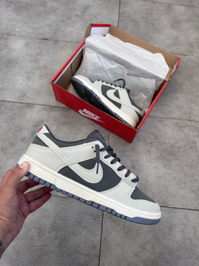 Tênis Nike Dunk Low Cinza com Branco e Detalhes em Azul Grafite